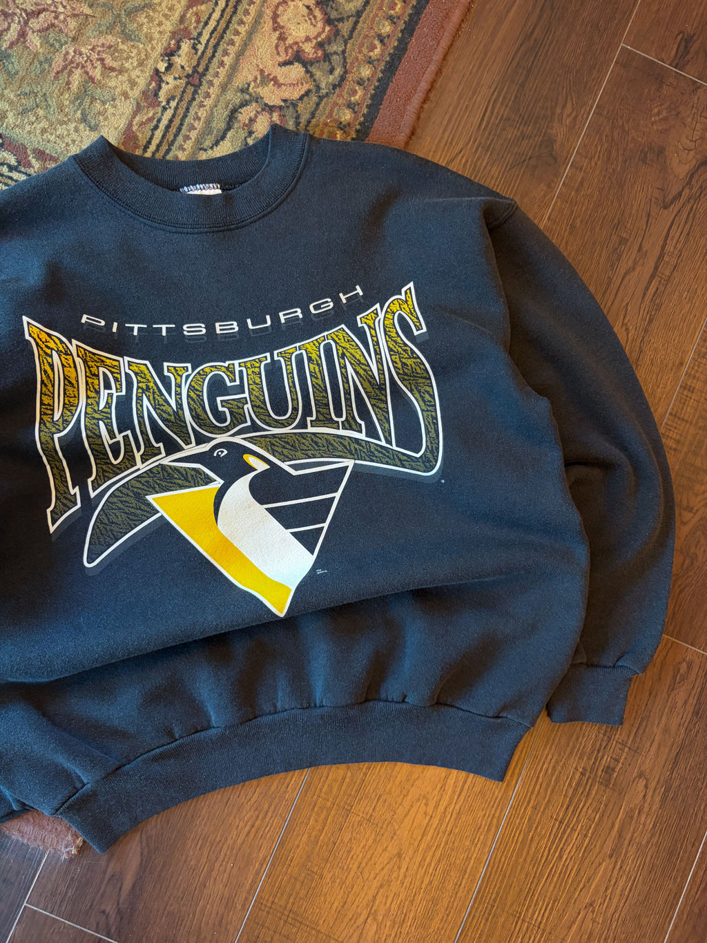 Vintage Pittsburgh Penguins NHL Spellout Logo Graphic Sweatshirt Size Large