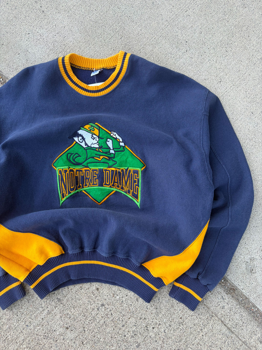 Vintage Notre Dame Fighting Irish NCAA Embroidered Logo Sweatshirt Size XL