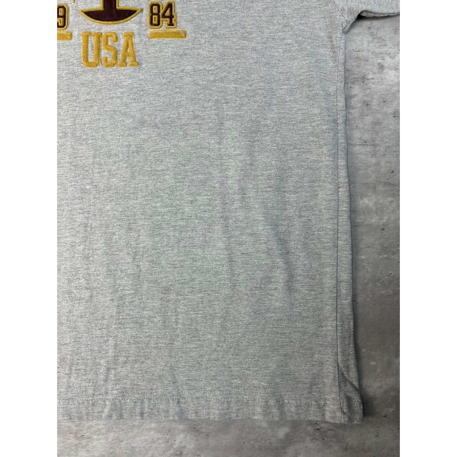 Vintage Y2K Mecca USA Felt Embossed Spellout Graphic T-Shirt Size Medium