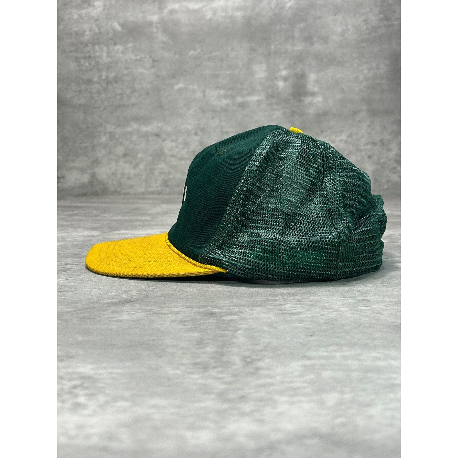 Vintage 80s Oakland Athletics MLB Embroidered Logo Trucker Snapback Hat OSFA