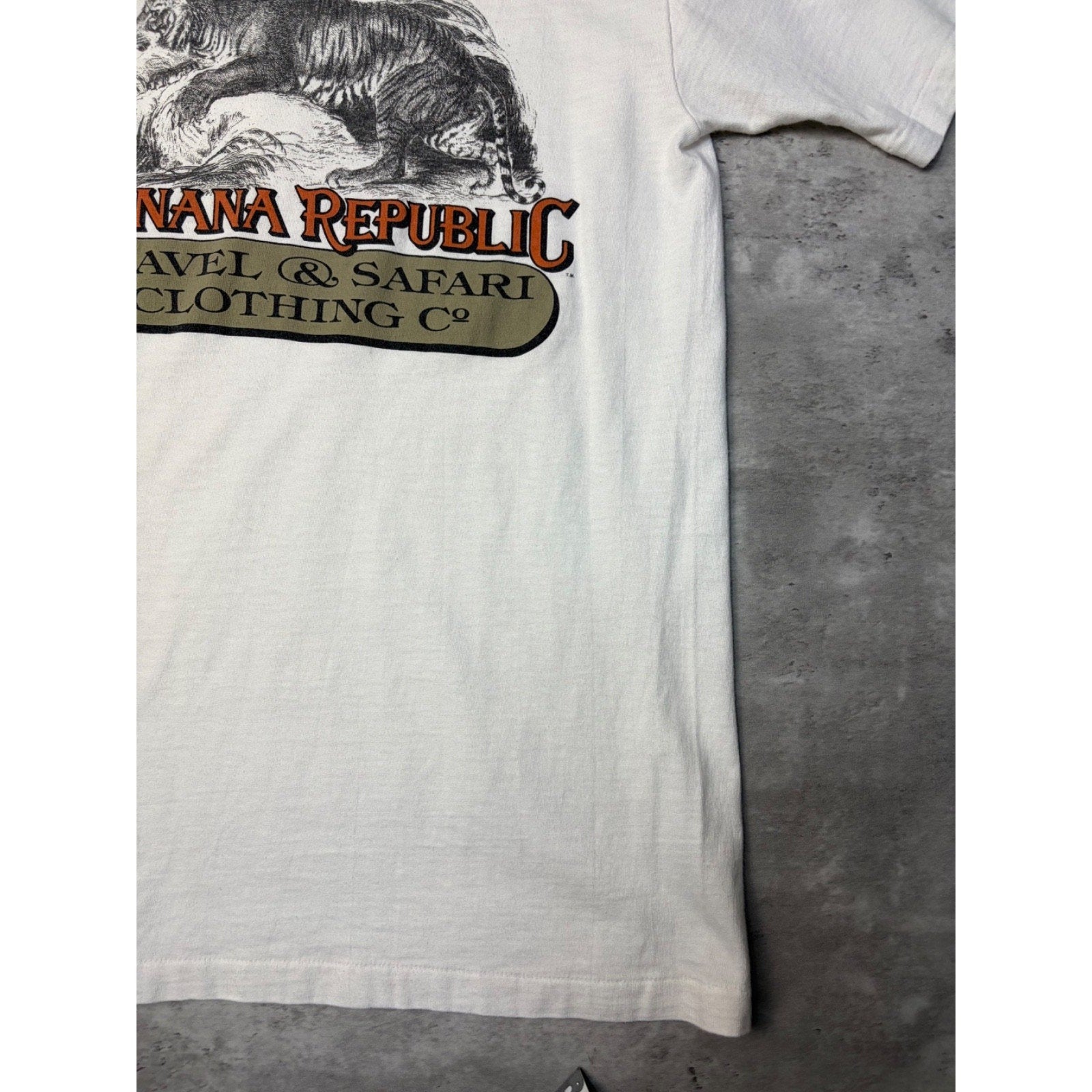Vintage Banana Republic Travel & Safari Clothing Co Graphic T-Shirt Size Small