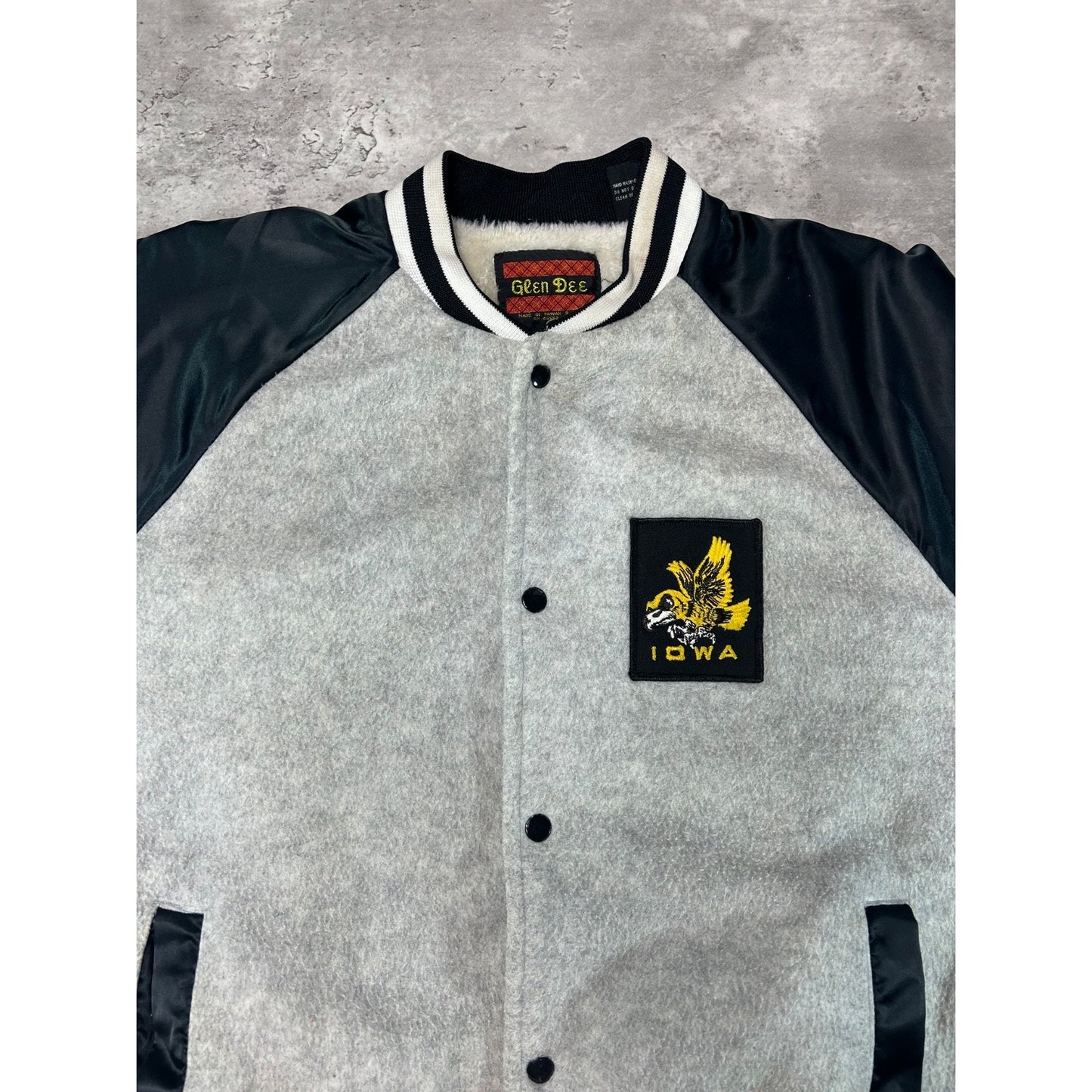 Vintage 90s Iowa Hawkeyes NCAA Embroidered Collegiate Bomber Jacket Size XL