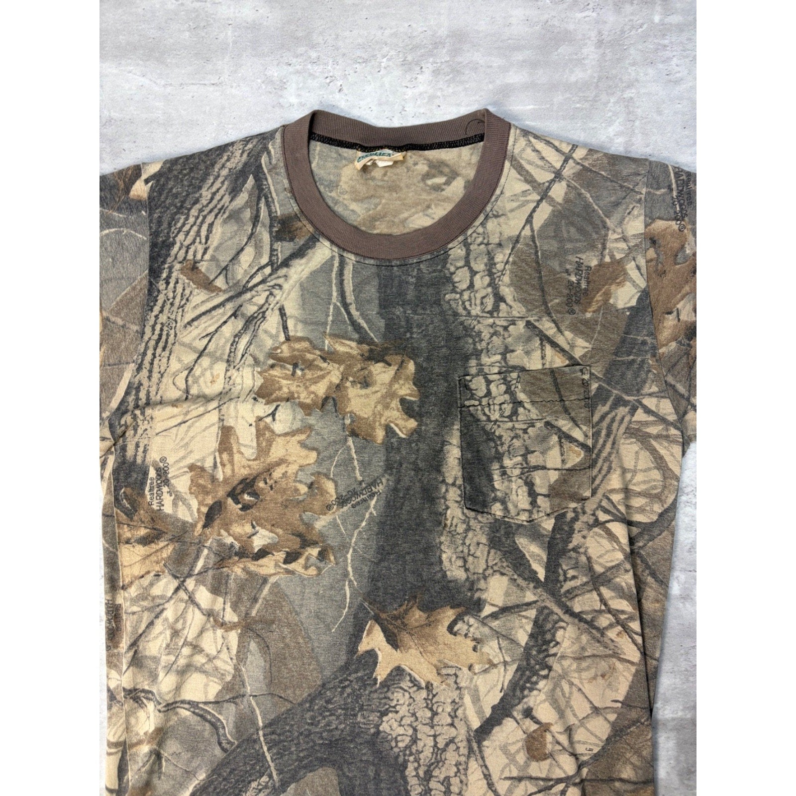 Vintage 90s Realtree Hardwoods Tree Camo Hunting T-Shirt Size Large