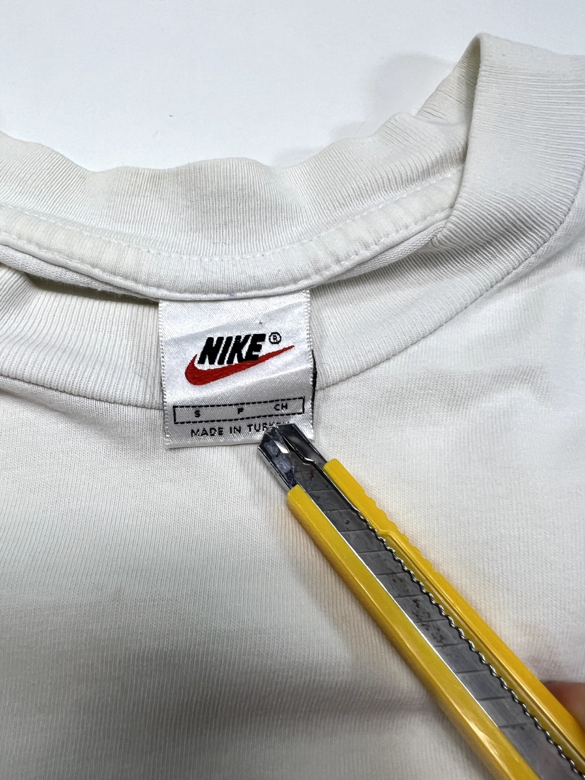 Vintage 90s Nike Embroidered Mini Swoosh Spellout T-Shirt Size Small White