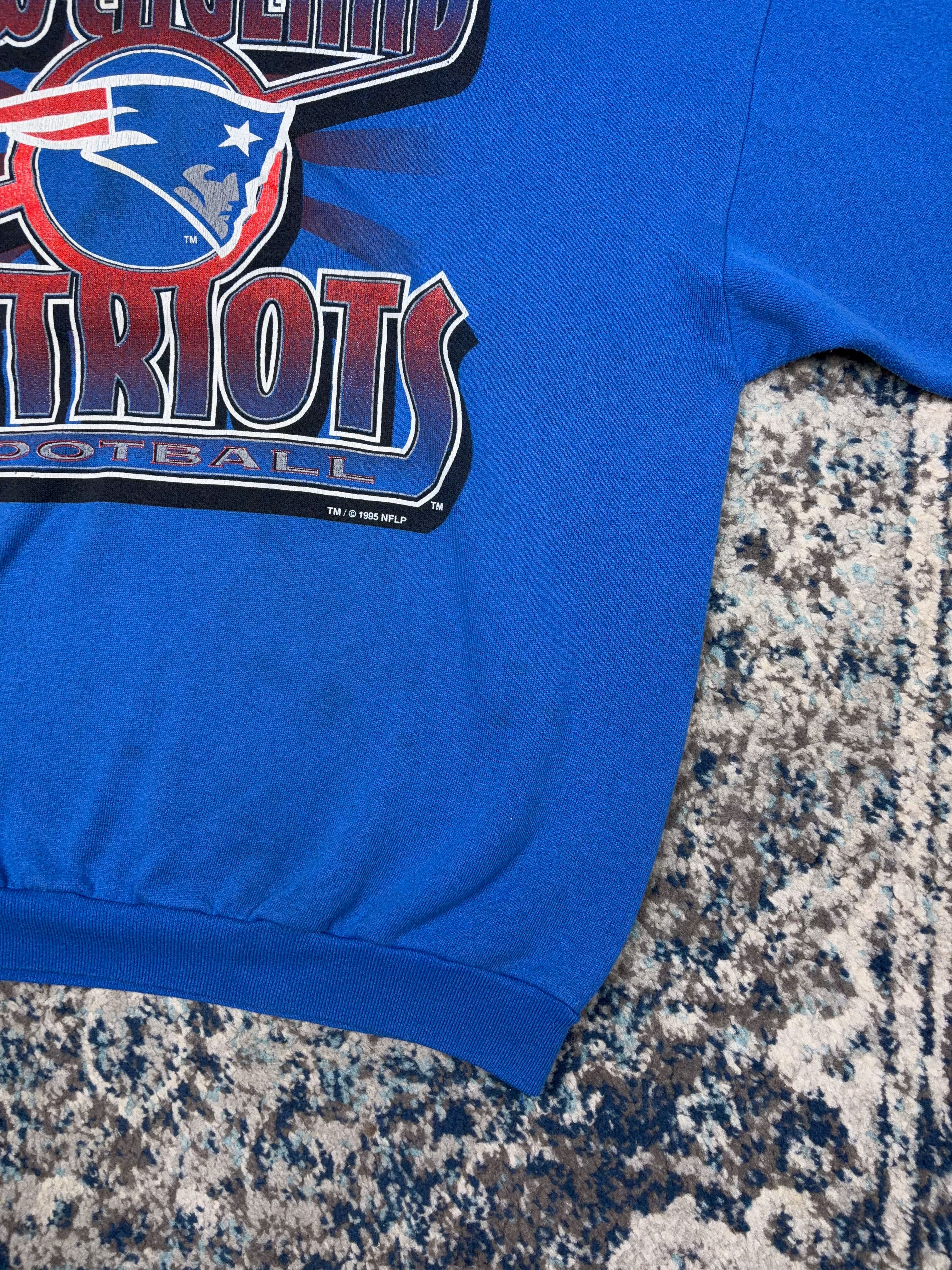 Vintage 1995 New England Patriots NFL Big Spellout Graphic Sweatshirt Size XL