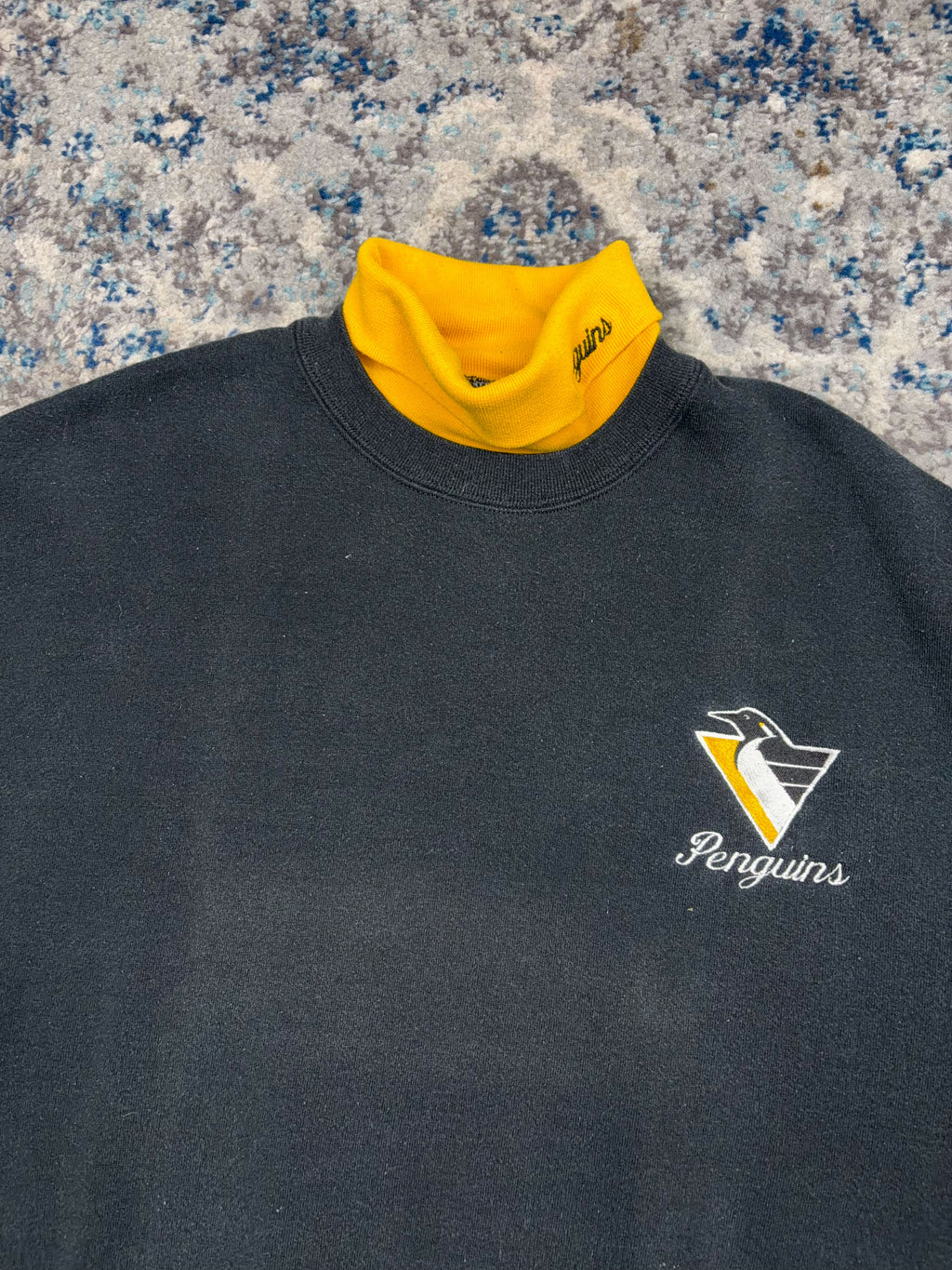 Vintage 90s Pittsburgh Penguins NHL Embroidered Logo Spellout Turtleneck Sweatshirt Size XL