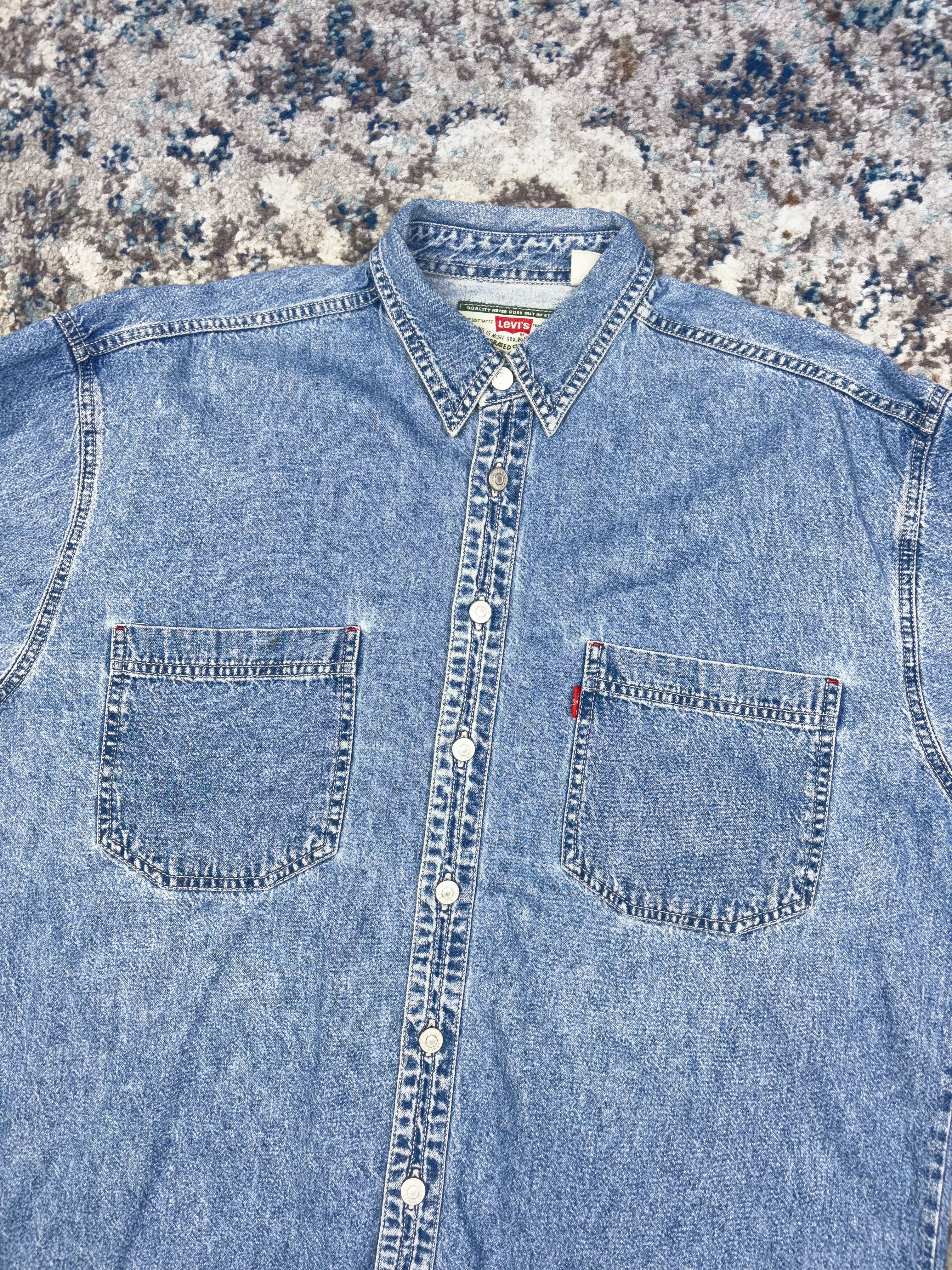 Vintage Levis Red Tab Light Wash Denim Long Sleeve Button Up Shirt Size Medium