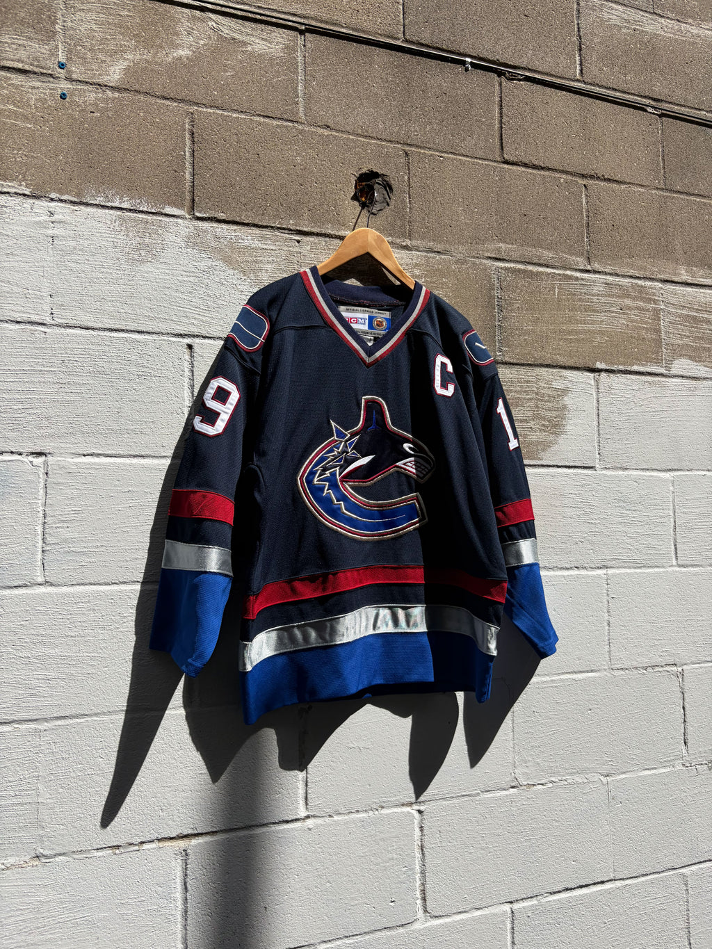 Vintage Markus Naslund #11 Vancouver Canucks NHL CCM Hockey Jersey Size Small