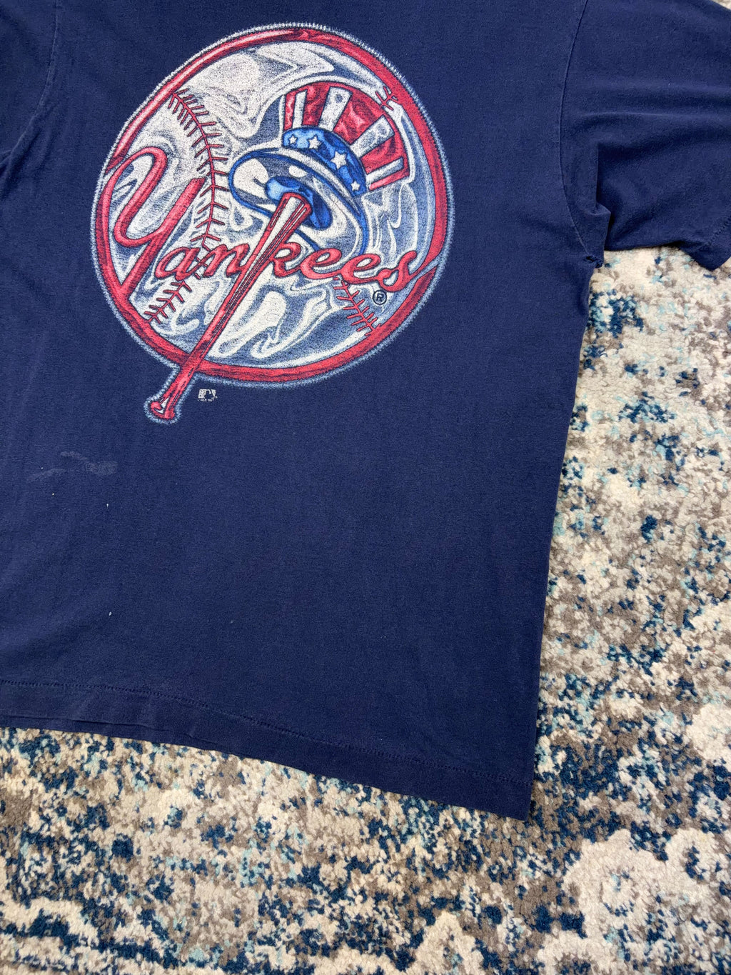Vintage New York Yankees MLB Metallic Top Hat Logo Graphic T-Shirt Size Medium