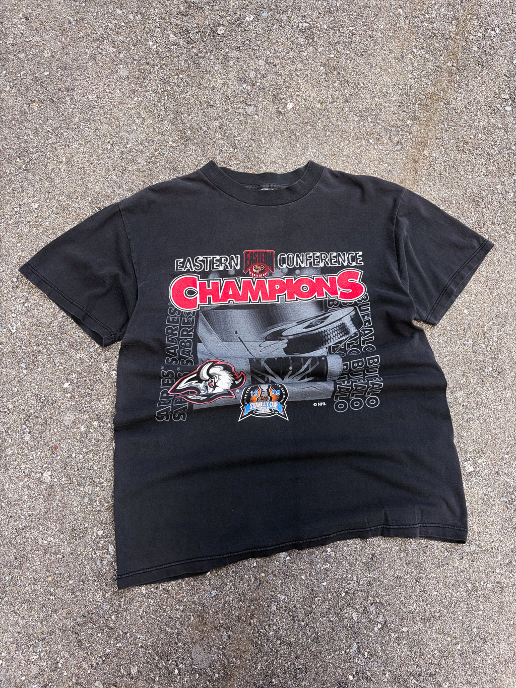 Vintage 1999 Buffalo Sabres NHL Eastern Conference Champs Graphic T-Shirt Size Large