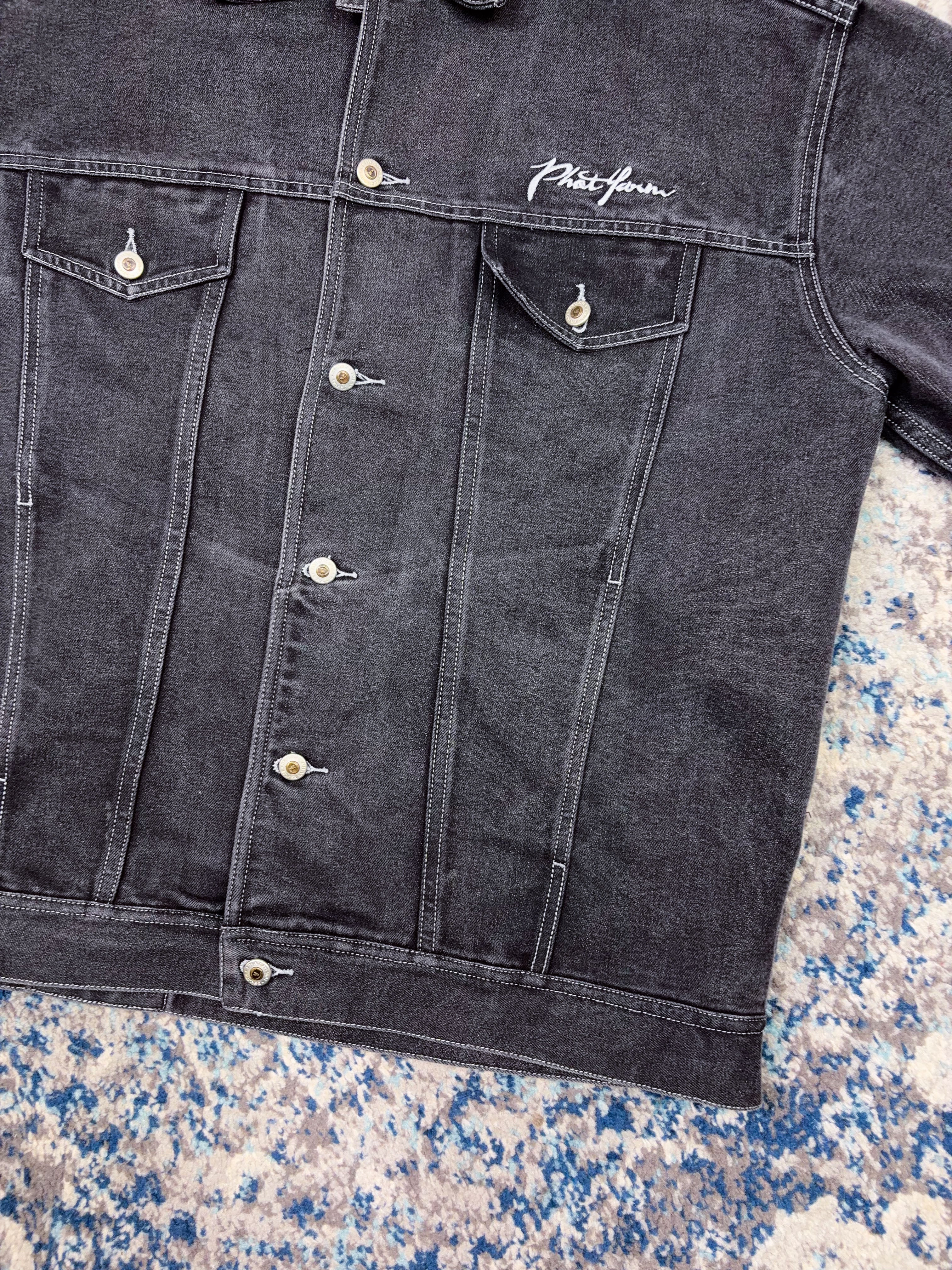 Vintage Y2K Phat Farm Embroidered Script Logo Black Wash Denim Trucker Jacket Size XL