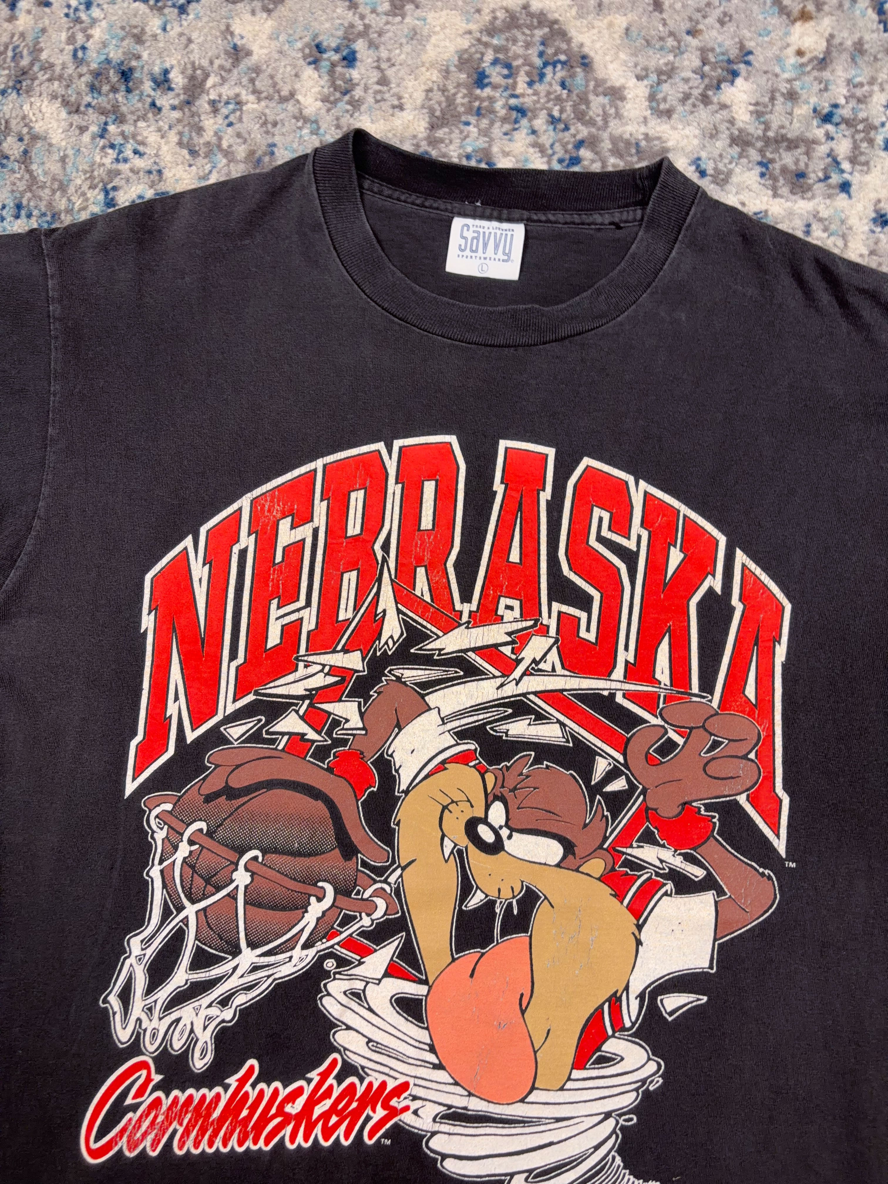 Vintage 1993 Nebraska Cornhuskers NCAA Taz Looney Tunes Graphic T-Shirt Size Large