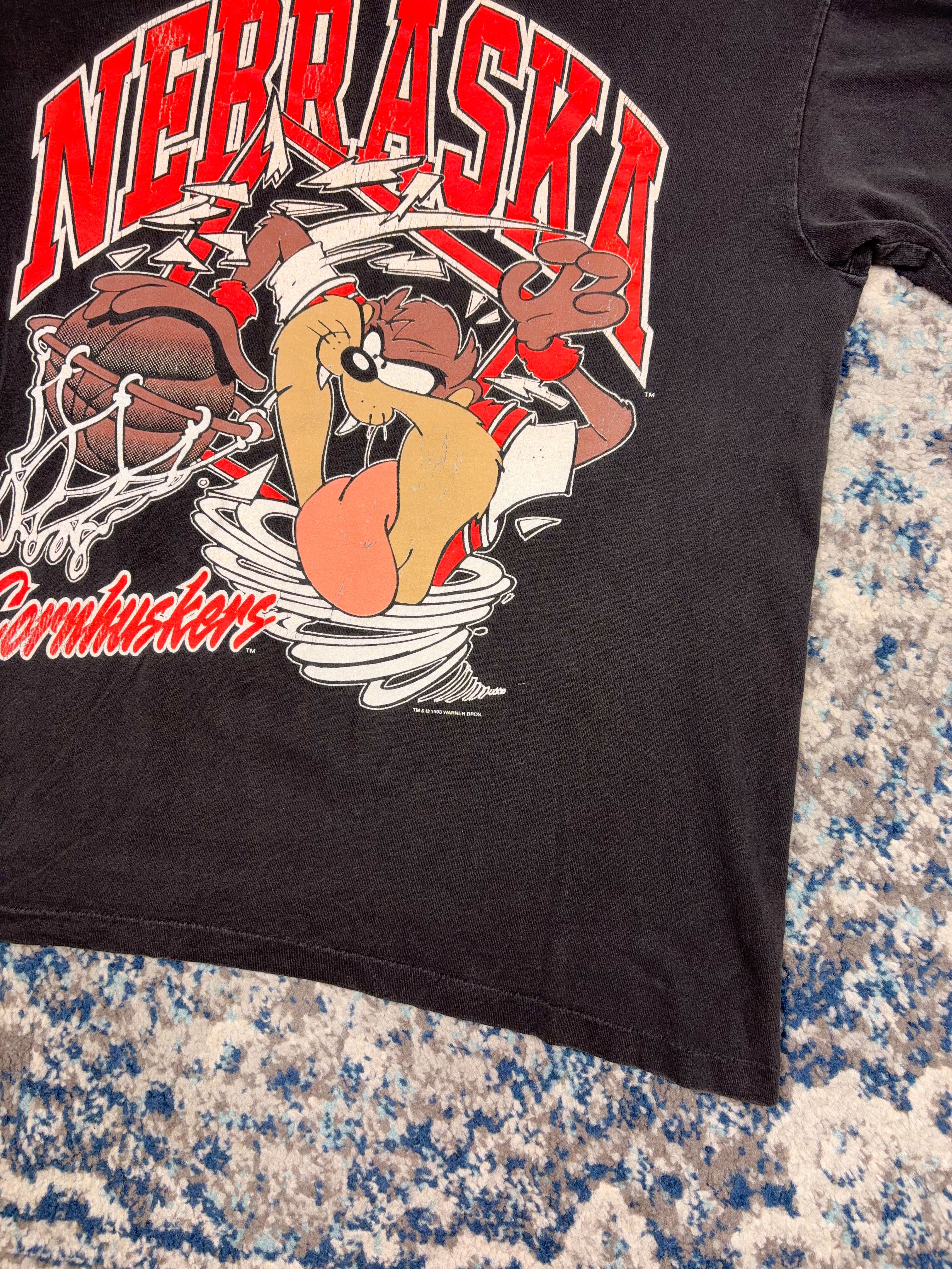 Vintage 1993 Nebraska Cornhuskers NCAA Taz Looney Tunes Graphic T-Shirt Size Large