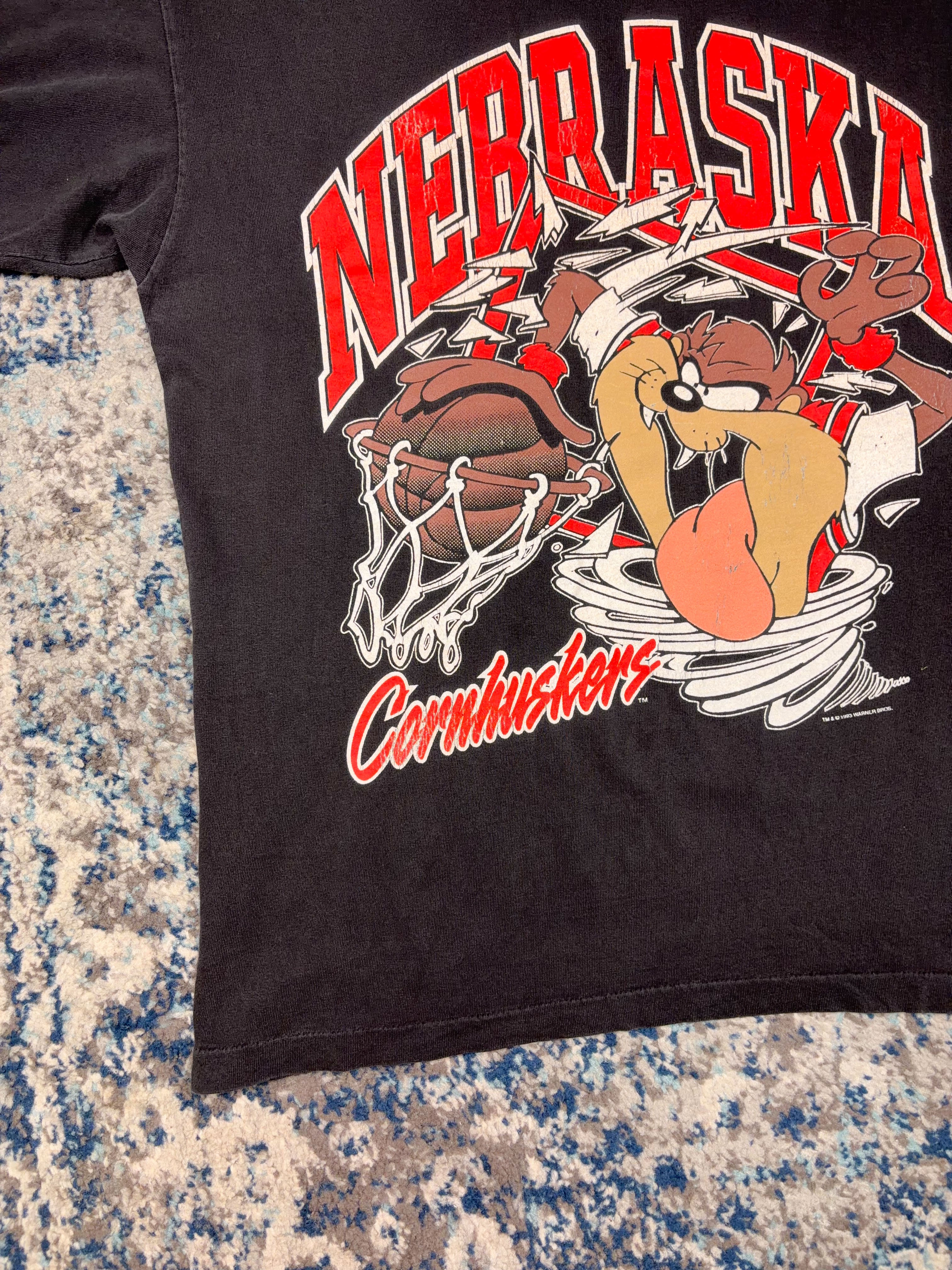 Vintage 1993 Nebraska Cornhuskers NCAA Taz Looney Tunes Graphic T-Shirt Size Large