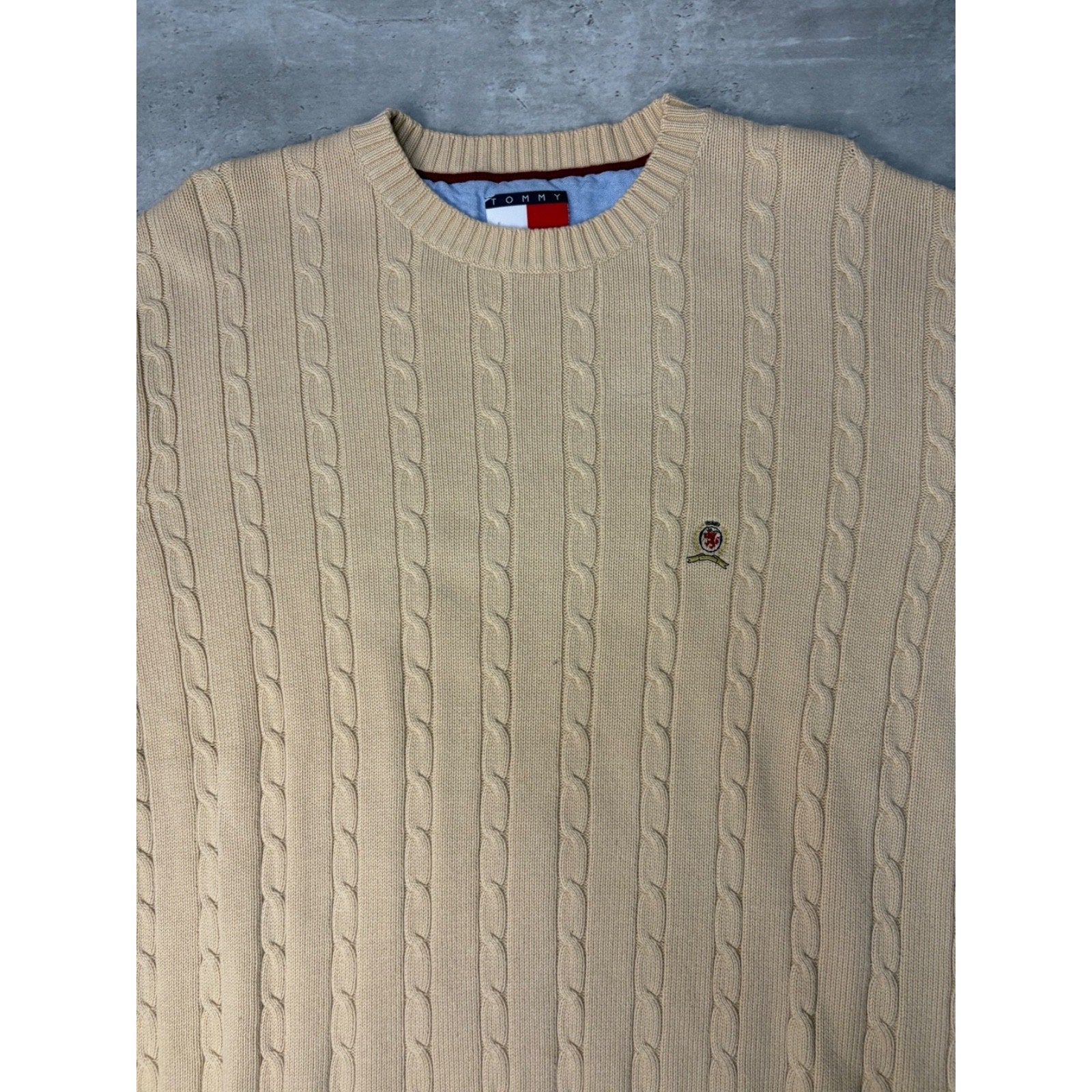Vintage Tommy Hilfiger Embroidered Crest Pullover Beige Knit Sweater Size Large