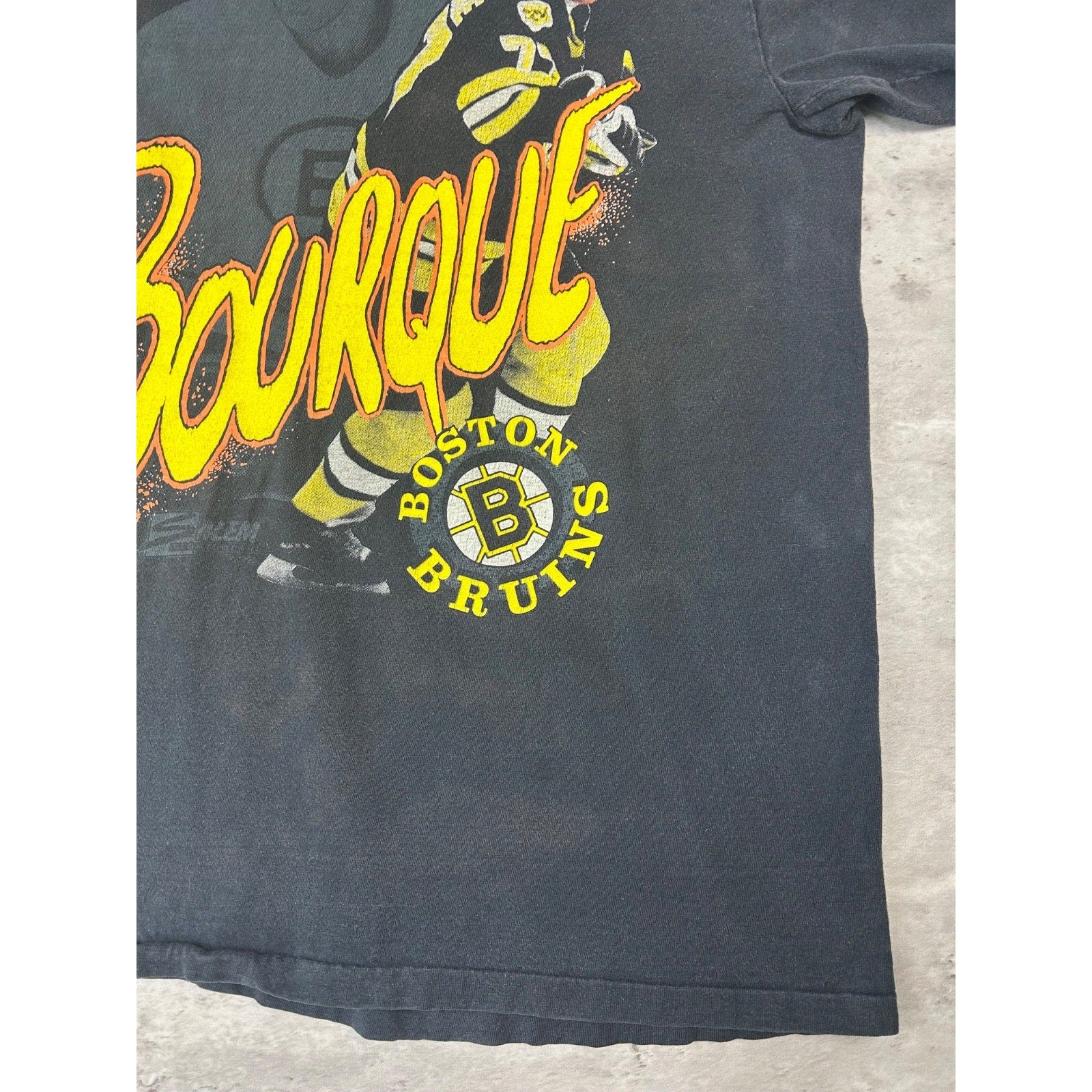 Vintage 90s Ray Bourque #77 Boston Bruins NHL Player Graphic T-Shirt Size Large