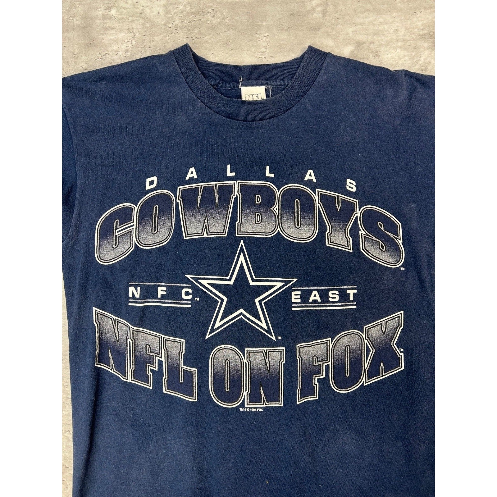 Vintage 1669 Dallas Cowboys NFL On Fox Spellout Graphic T-Shirt Size Large