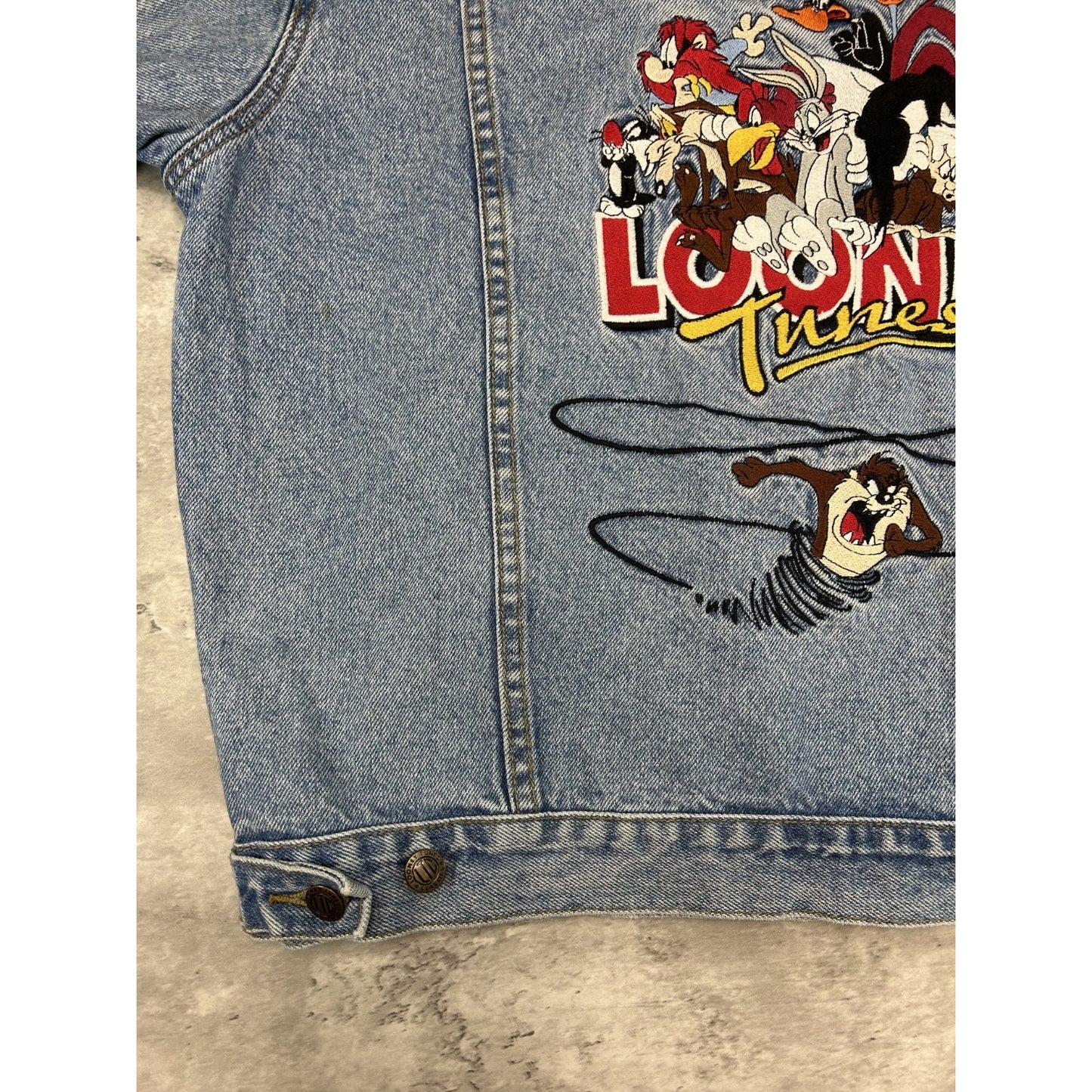 Vintage 90s Looney Tunes Embroidered Light Wash Denim Jacket Size Large