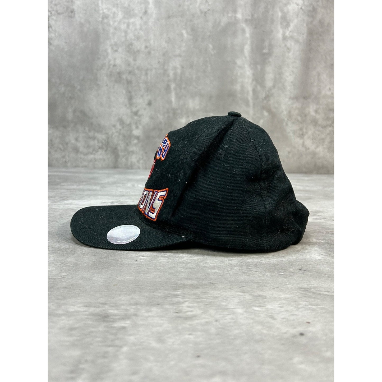 Vintage 1997 Detroit Red Wings NHL Embroidered Spellout Snapback Hat OSFA