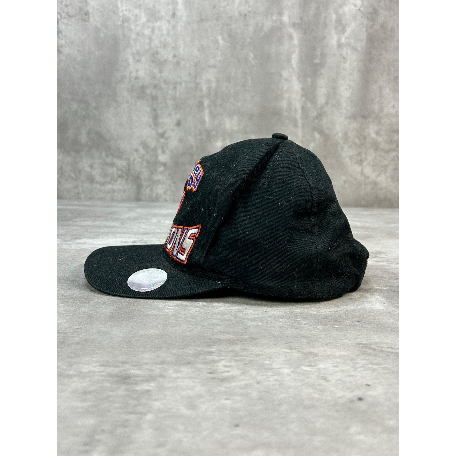 Vintage 1997 Detroit Red Wings NHL Embroidered Spellout Snapback Hat OSFA