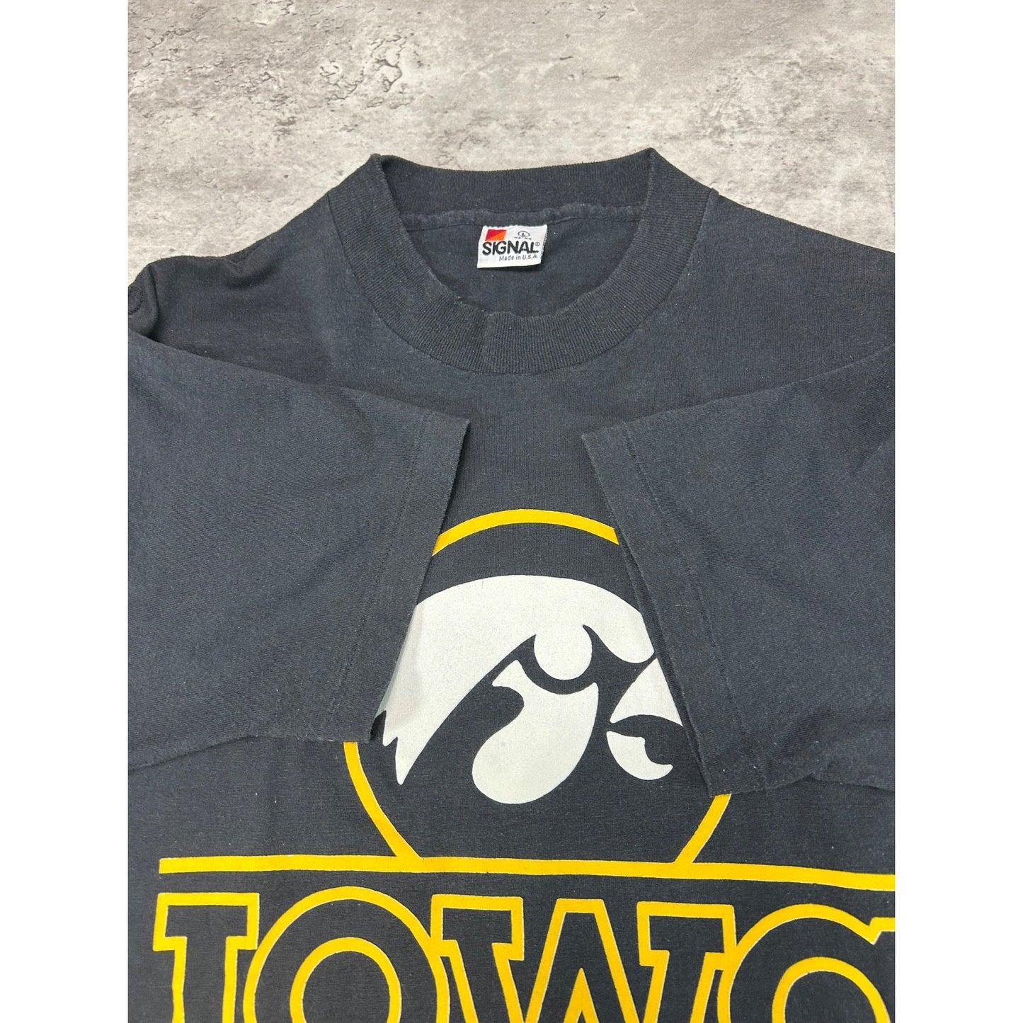 Vintage 90s Iowa Hawkeyes NCAA Collegiate Graphic Spellout T-Shirt Size Large