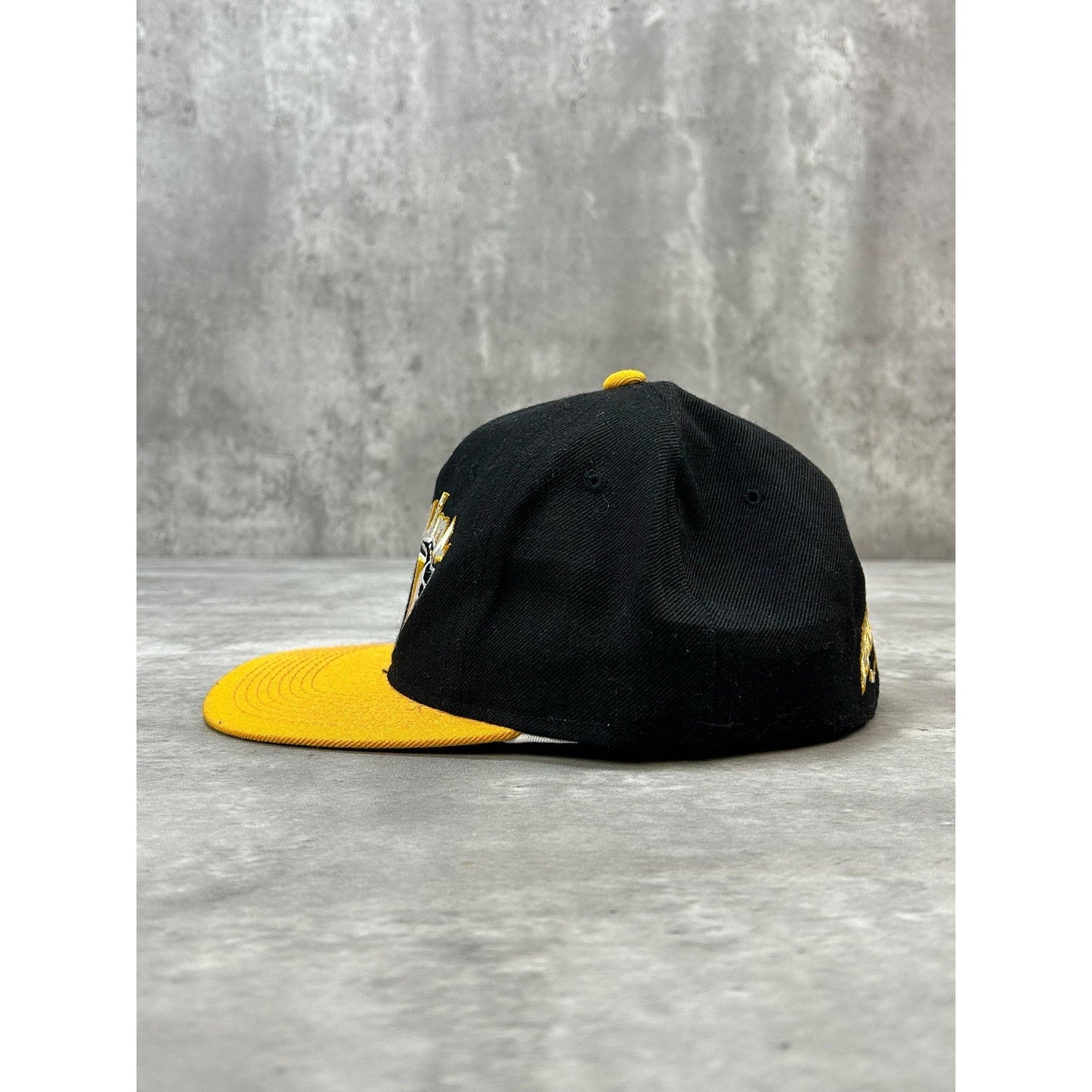 Vintage 90s Pittsburgh Penguins NHL Embroidered Logo Hockey Fitted Hat Sz 6 7/8