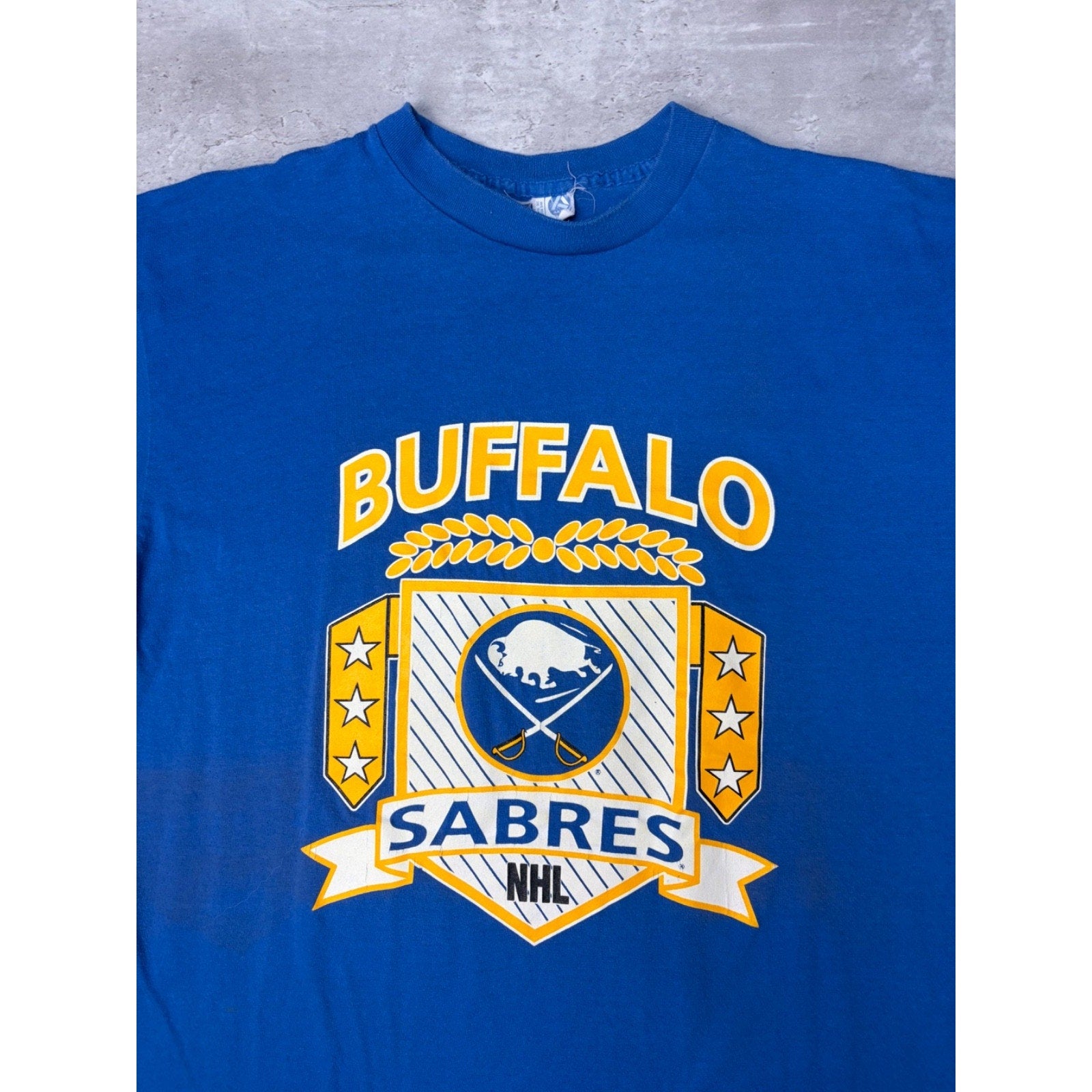 Vintage 90s Buffalo Sabres NHL Crest Graphic Blue Hockey T-Shirt Size XL