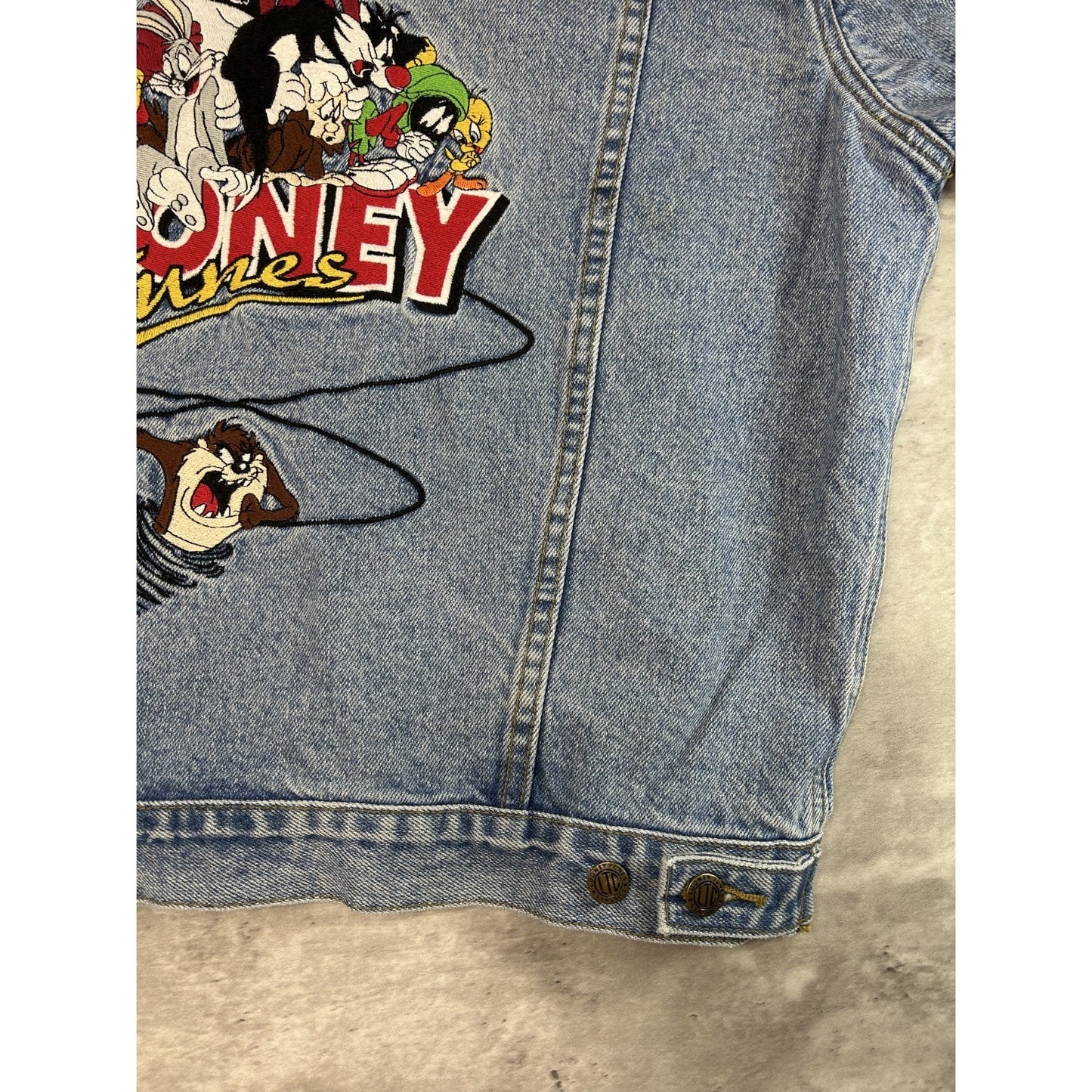 Vintage 90s Looney Tunes Embroidered Light Wash Denim Jacket Size Large