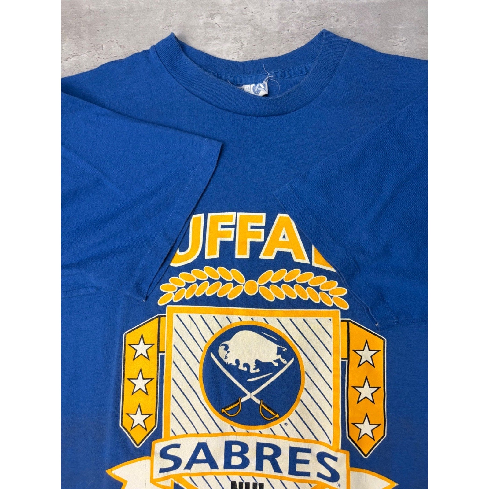 Vintage 90s Buffalo Sabres NHL Crest Graphic Blue Hockey T-Shirt Size XL
