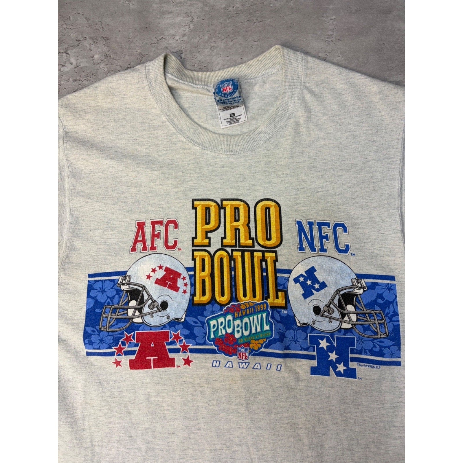 Vintage 1999 NFL Hawaii Pro Bowl AFC Vs NFC Helmet Graphic T-Shirt Size Medium