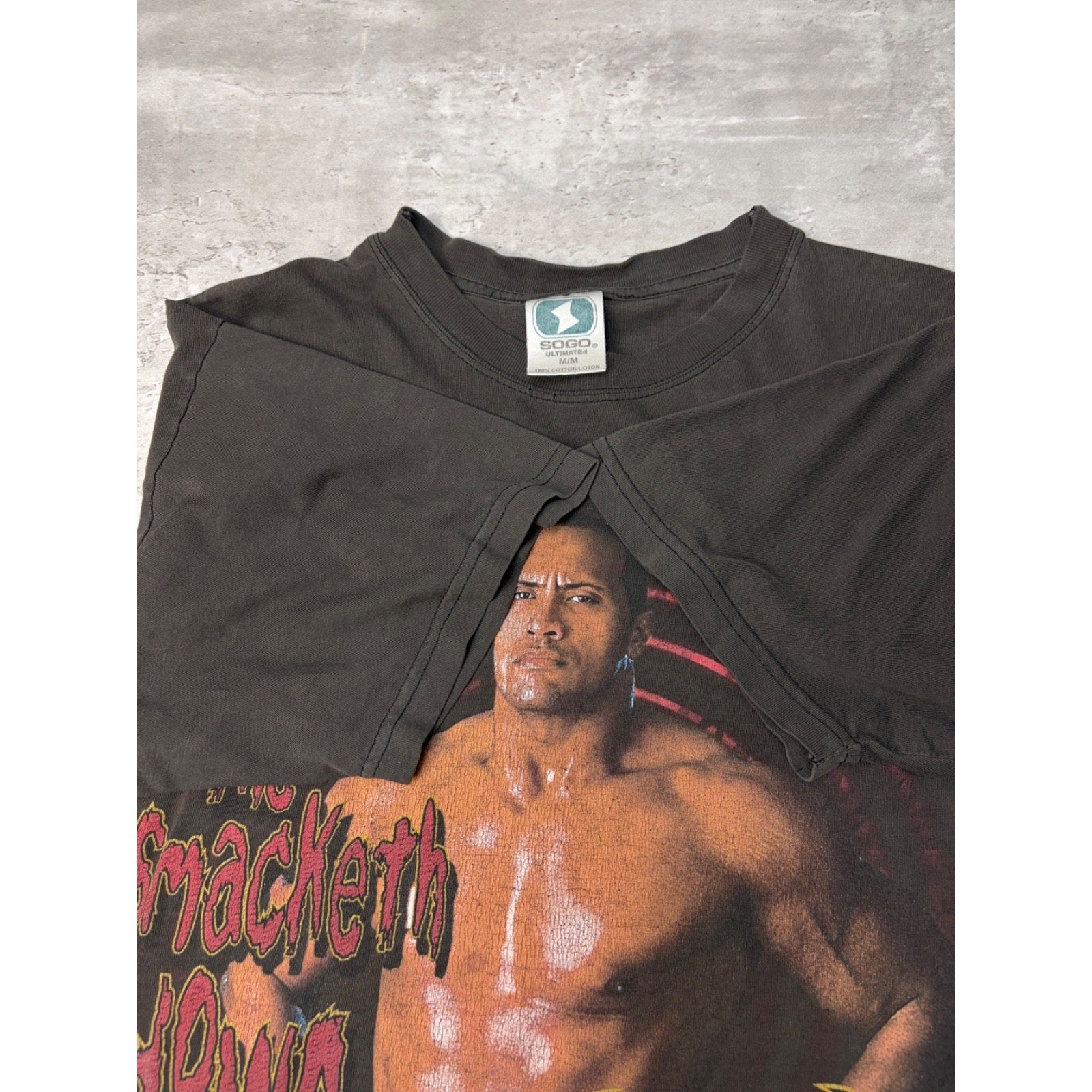 2002 The Rock WWE Layeth The Smacketh Down Wrestling Graphic T-Shirt Size Medium