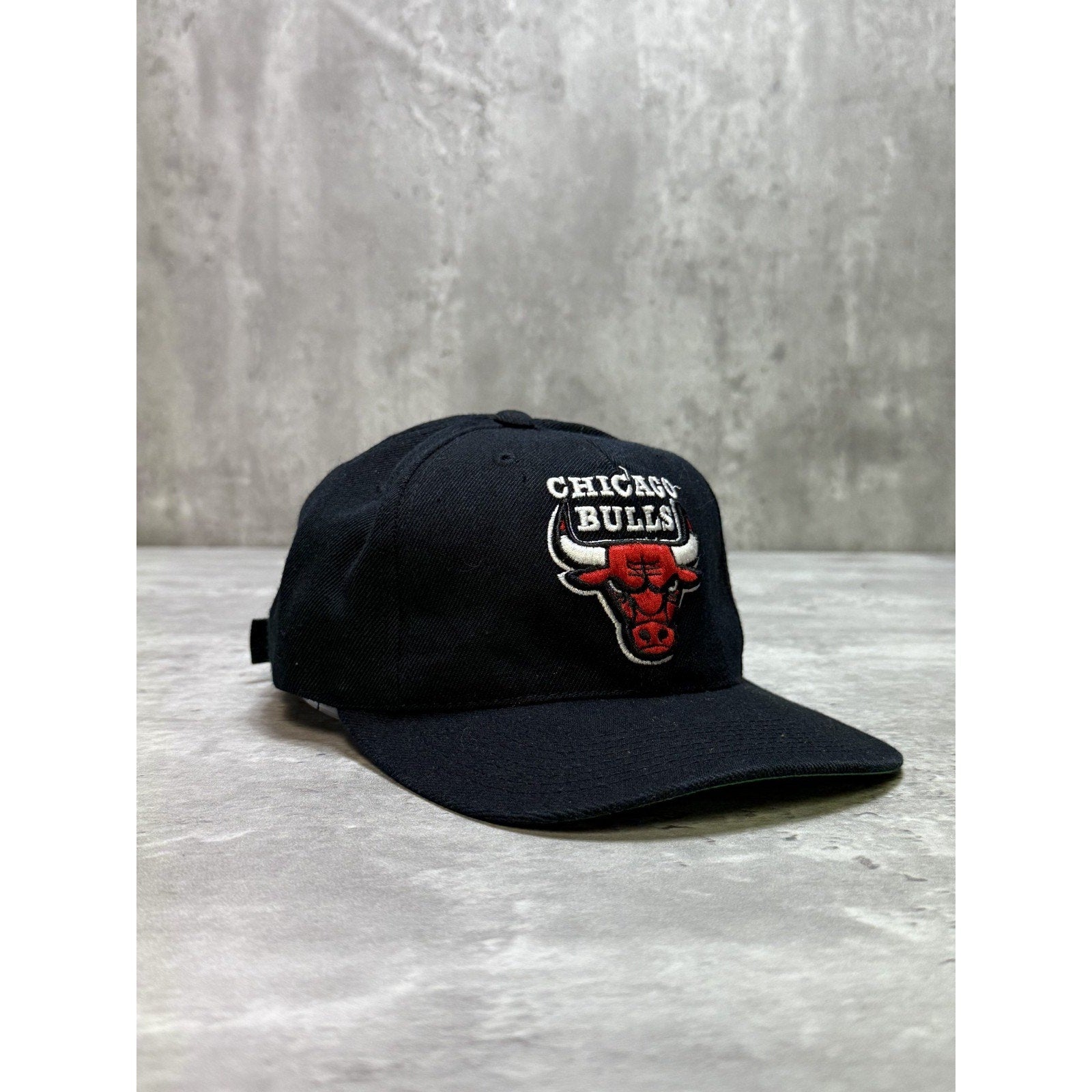 Vintage 90s Chicago Bulls NBA Embroidered Logo Basketball Strapback Hat OSFA