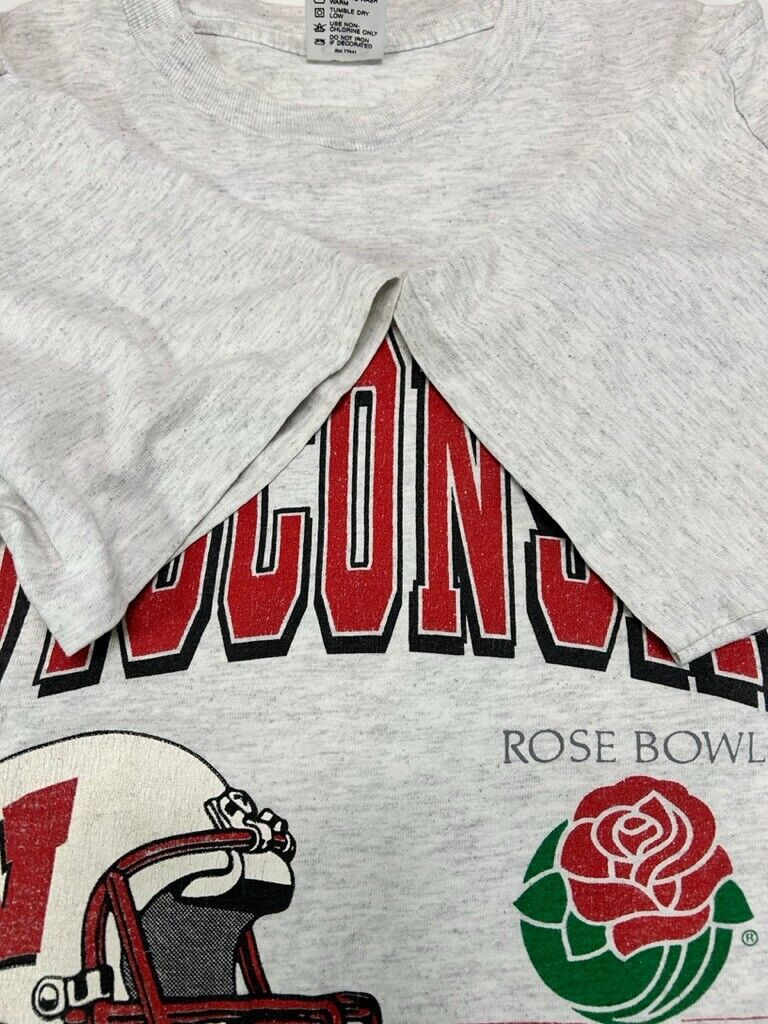 Vintage 1996 Wisconsin Badgers NCAA Rose Bowl Graphic T-Shirt Size Medium Gray