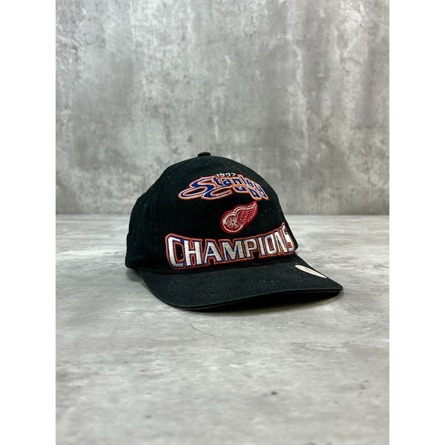 Vintage 1997 Detroit Red Wings NHL Embroidered Spellout Snapback Hat OSFA