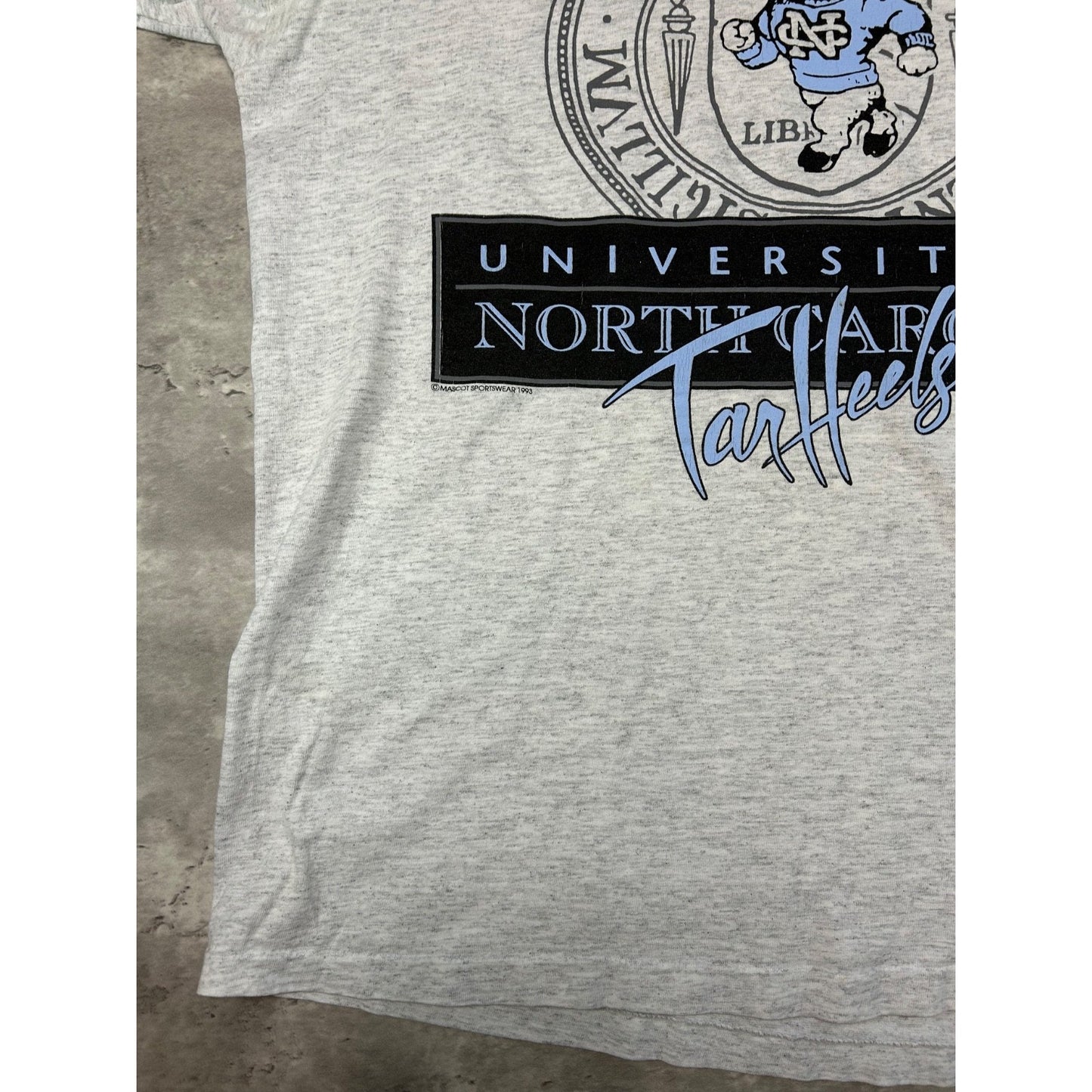Vintage 90s UNC Tarheels NCAA Collegiate Crest Graphic T-Shirt Size XL