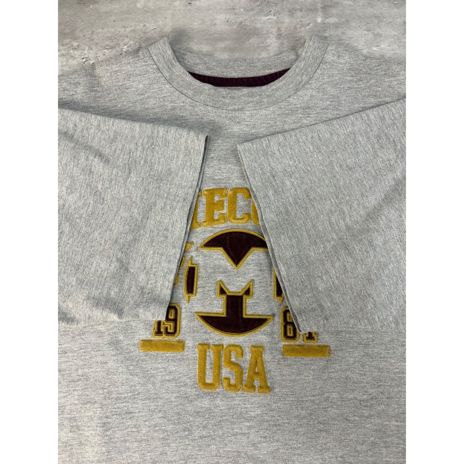 Vintage Y2K Mecca USA Felt Embossed Spellout Graphic T-Shirt Size Medium