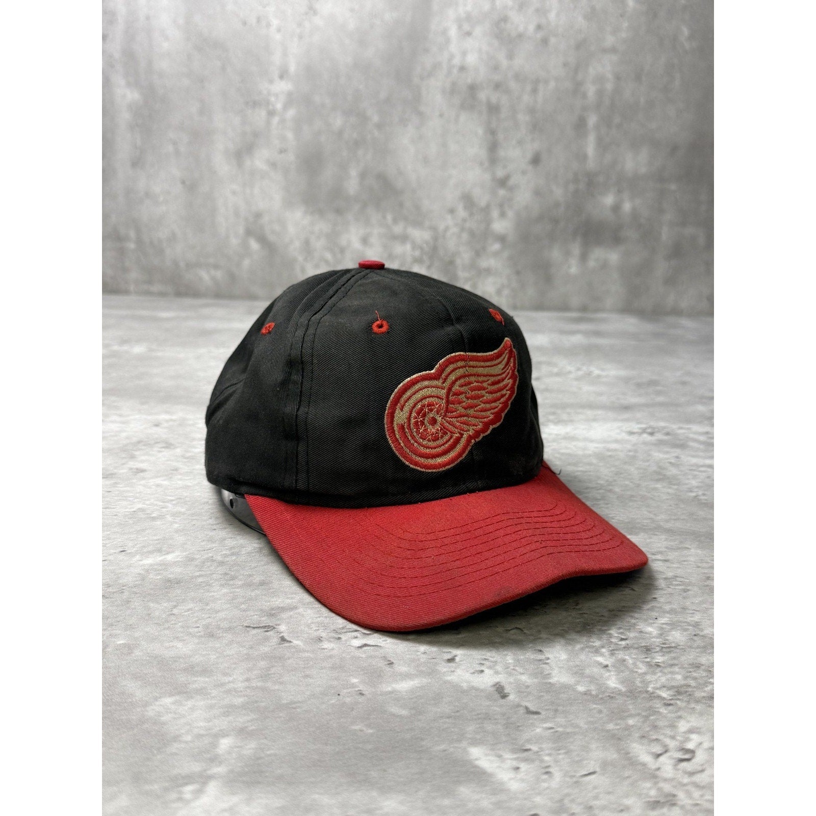 Vintage 90s Detroit Red Wings NHL Embroidered Logo Snapback Hat OSFA