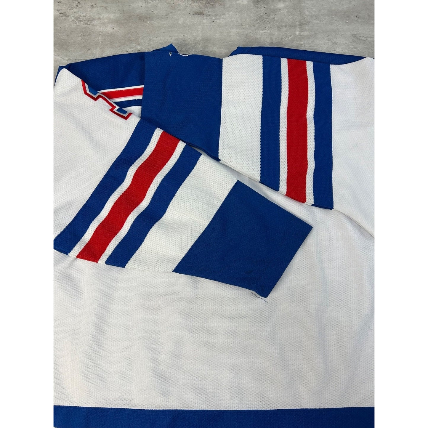 Vintage 1996 Space Jam Bugs Bunny Stitched Movie Promo Hockey Jersey Size Medium