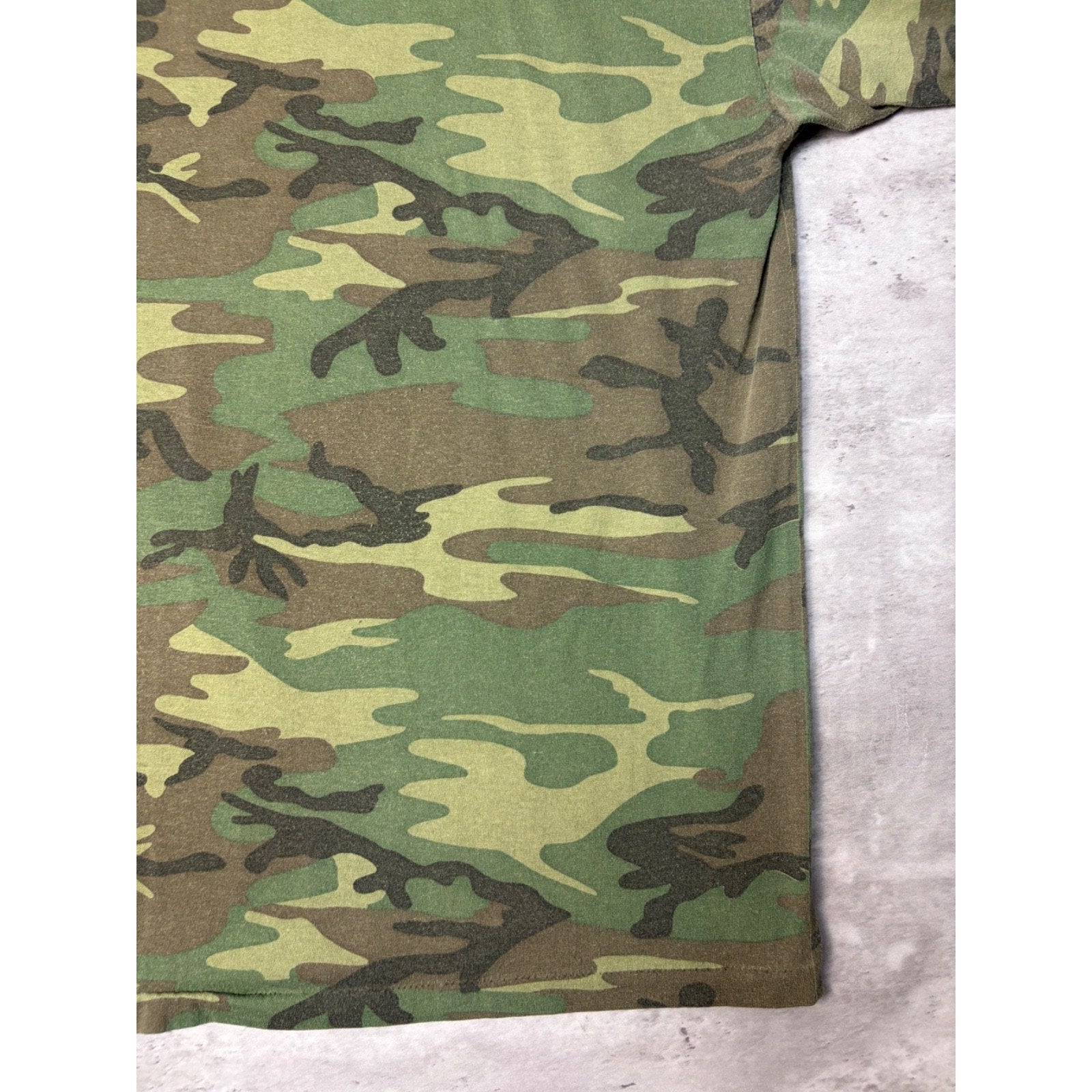 Vintage 1990s Woodland Camo Military T-Shirt Size XL