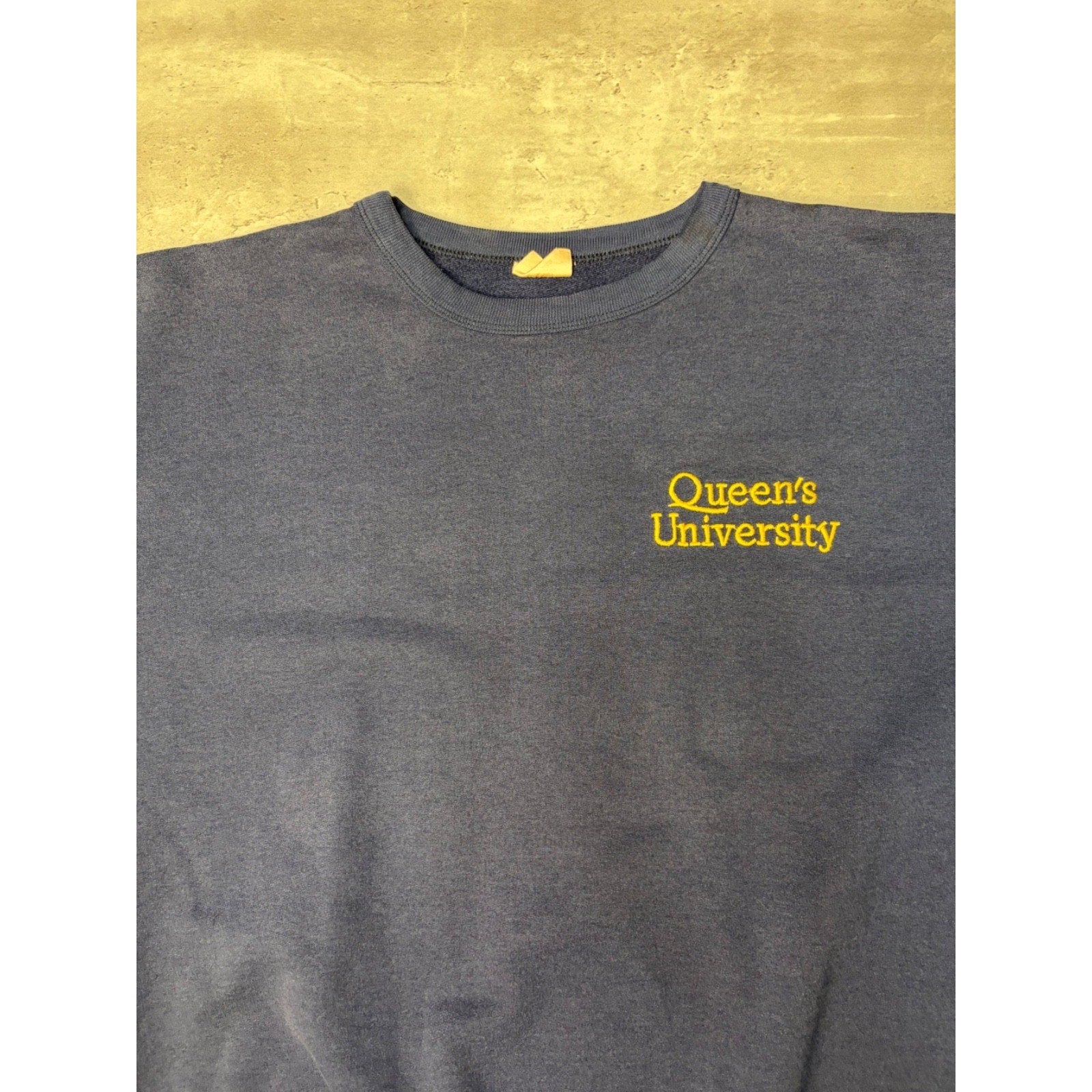 Vintage 90s Queens University NCAA Embroidered Spellout Sweatshirt Size XL