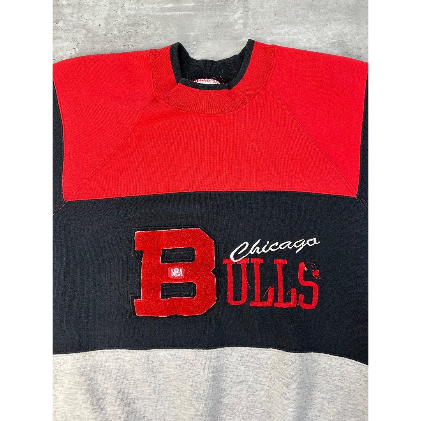 VTG 90s Chicago Bulls NBA Embroidered Spellout Short Sleeve Sweatshirt Sz Large