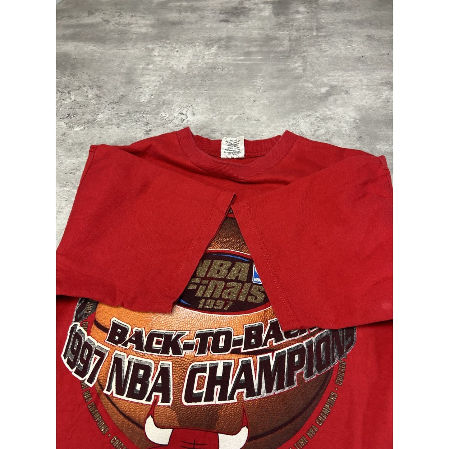 Vintage 1997 Chicago Bulls NBA Back To Back World Champs Graphic T-Shirt Large