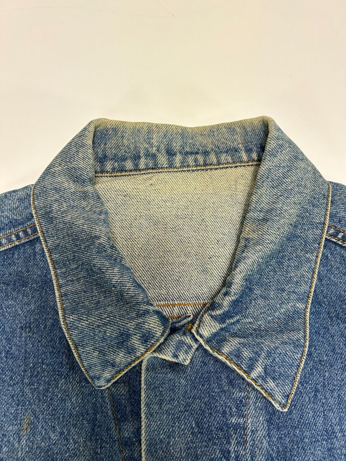 Vintage 90s Levis Medium Wash Denim Trucker Jacket Size Large Blue