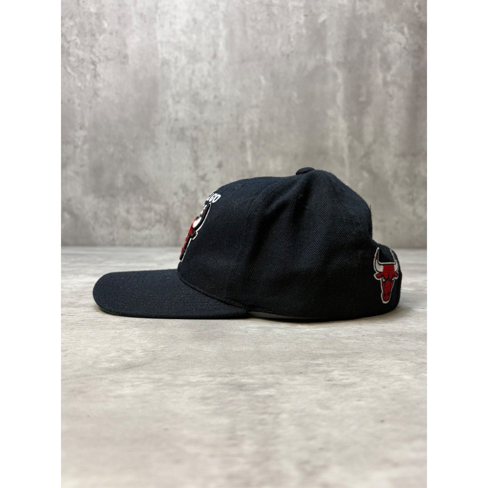 Vintage 90s Chicago Bulls NBA Embroidered Logo Basketball Strapback Hat OSFA