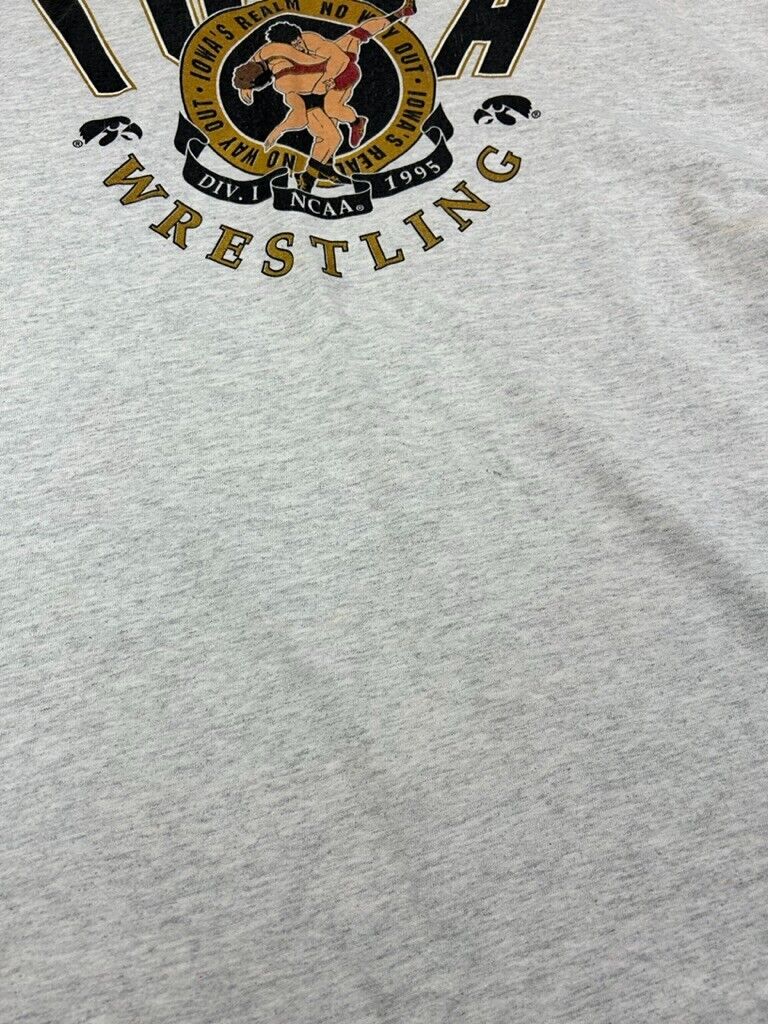 Vintage 1995 Iowa Hawkeyes NCAA Collegiate Wrestling Graphic T-Shirt Size XL