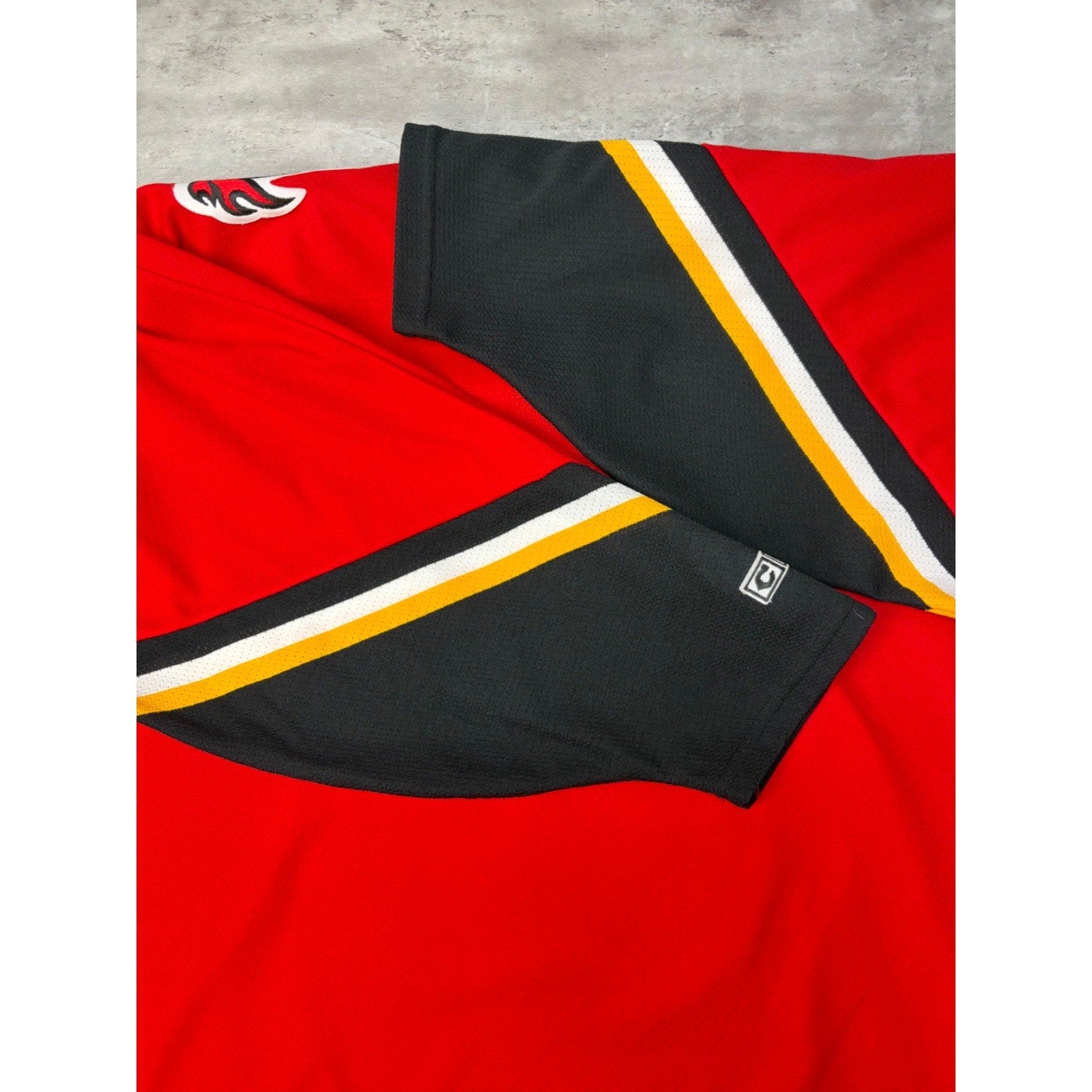 Vintage 90s Calgary Flames NHL CCM Stitched Hockey Jersey Size XL
