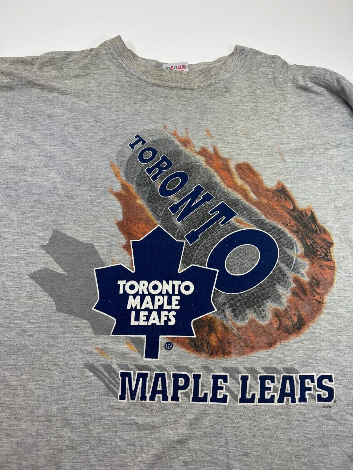 Vintage 90s Toronto Maple Leafs NHL Flaming Puck Graphic T-Shirt Size XL