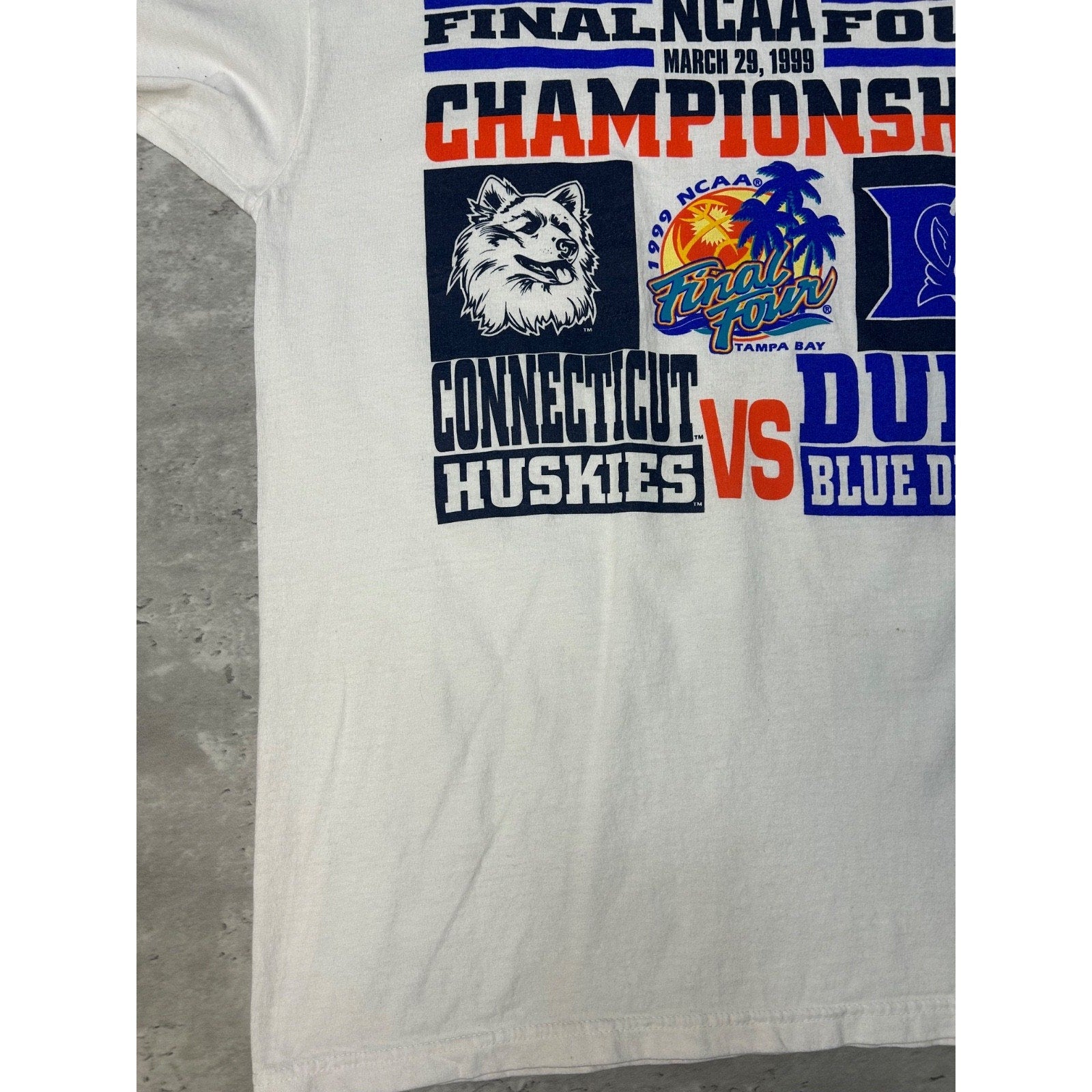 Vintage 1999 NCAA Duke Vs Uconn March Madness Final Four T-Shirt Size Large