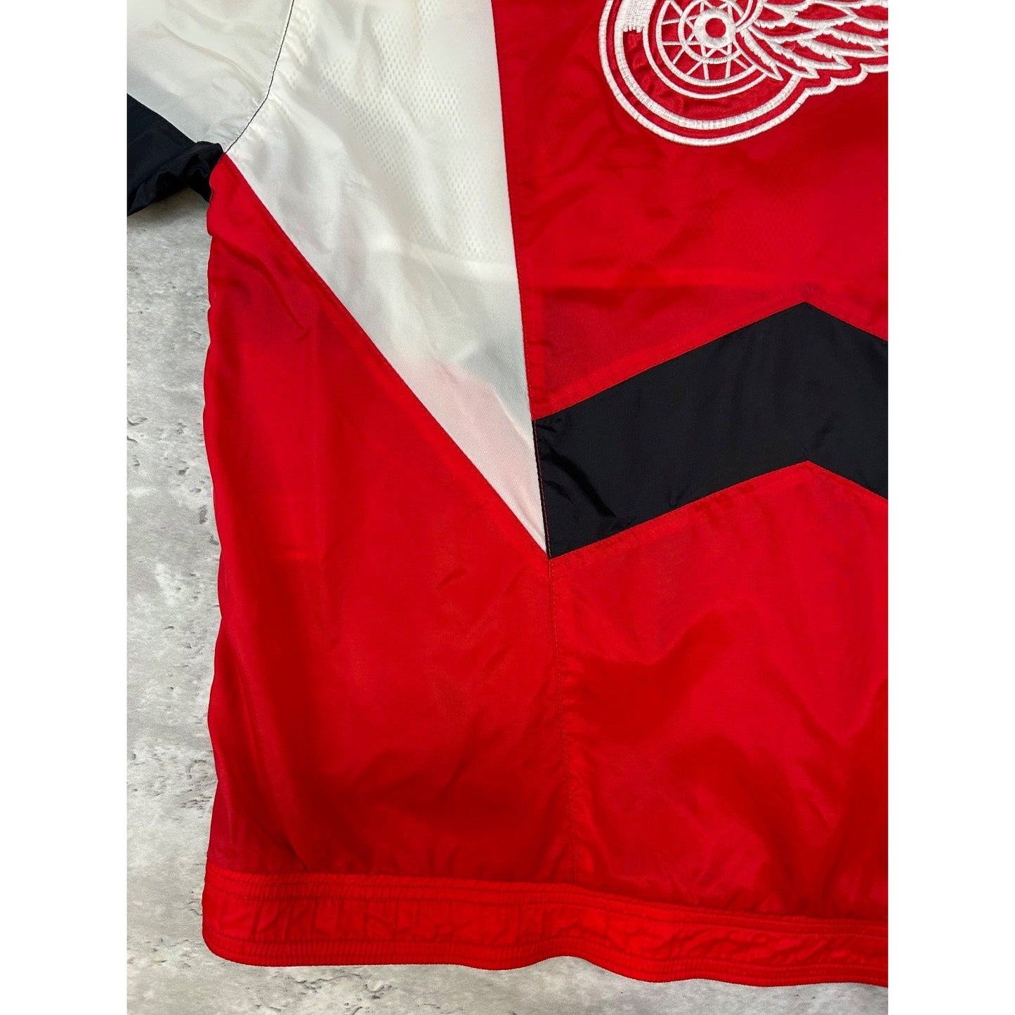 Vintage 90s Detroit Red Wings NHL Embroidered Starter Nylon Jacket Size Medium
