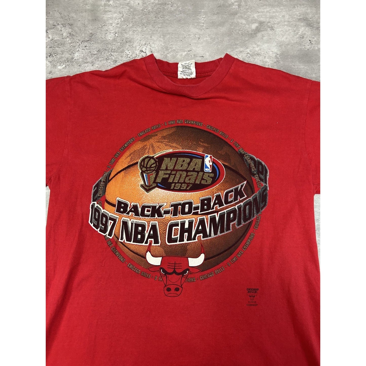 Vintage 1997 Chicago Bulls NBA Back To Back World Champs Graphic T-Shirt Large